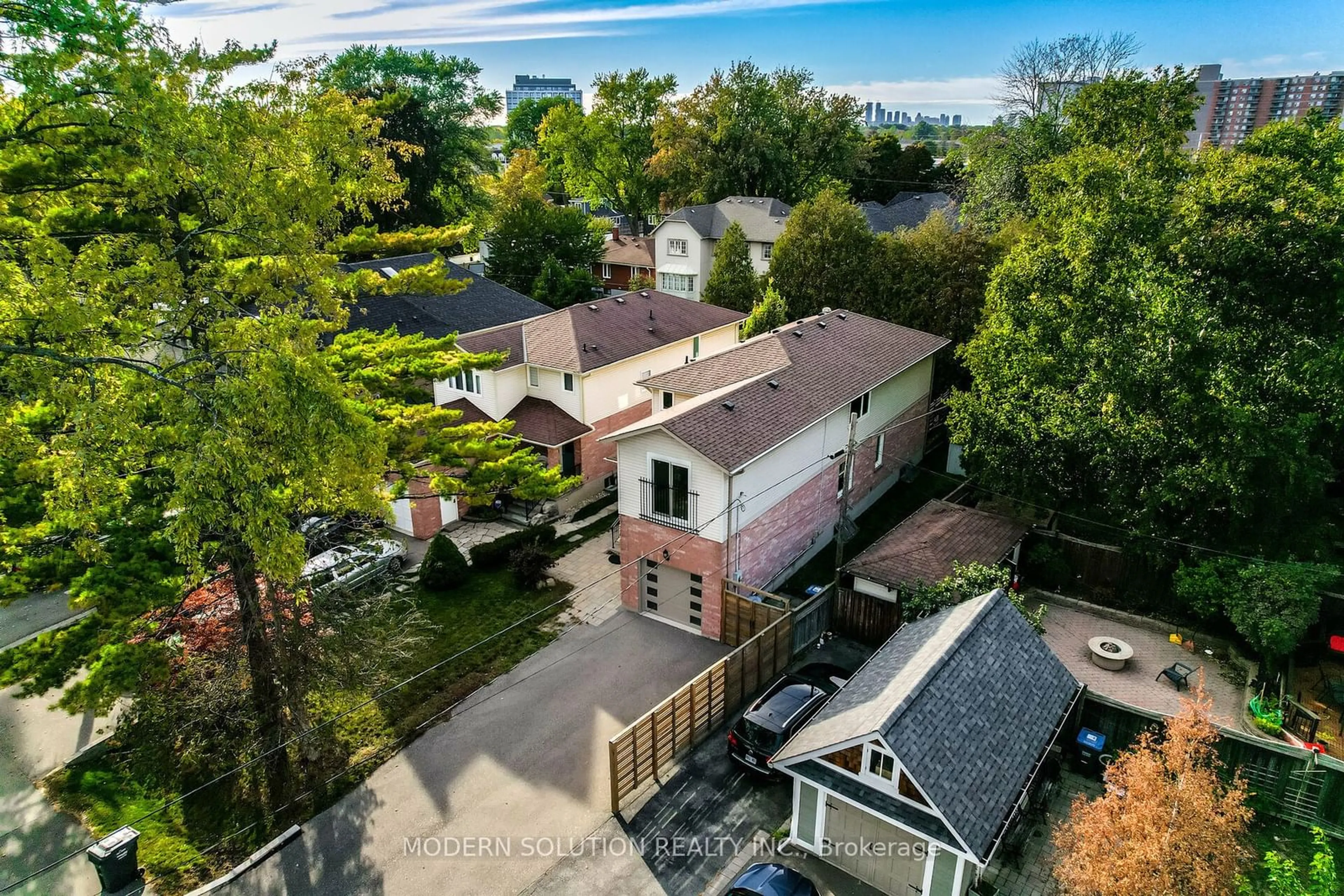 Frontside or backside of a home, the street view for 617 Curzon Ave, Mississauga Ontario L5G 1P8