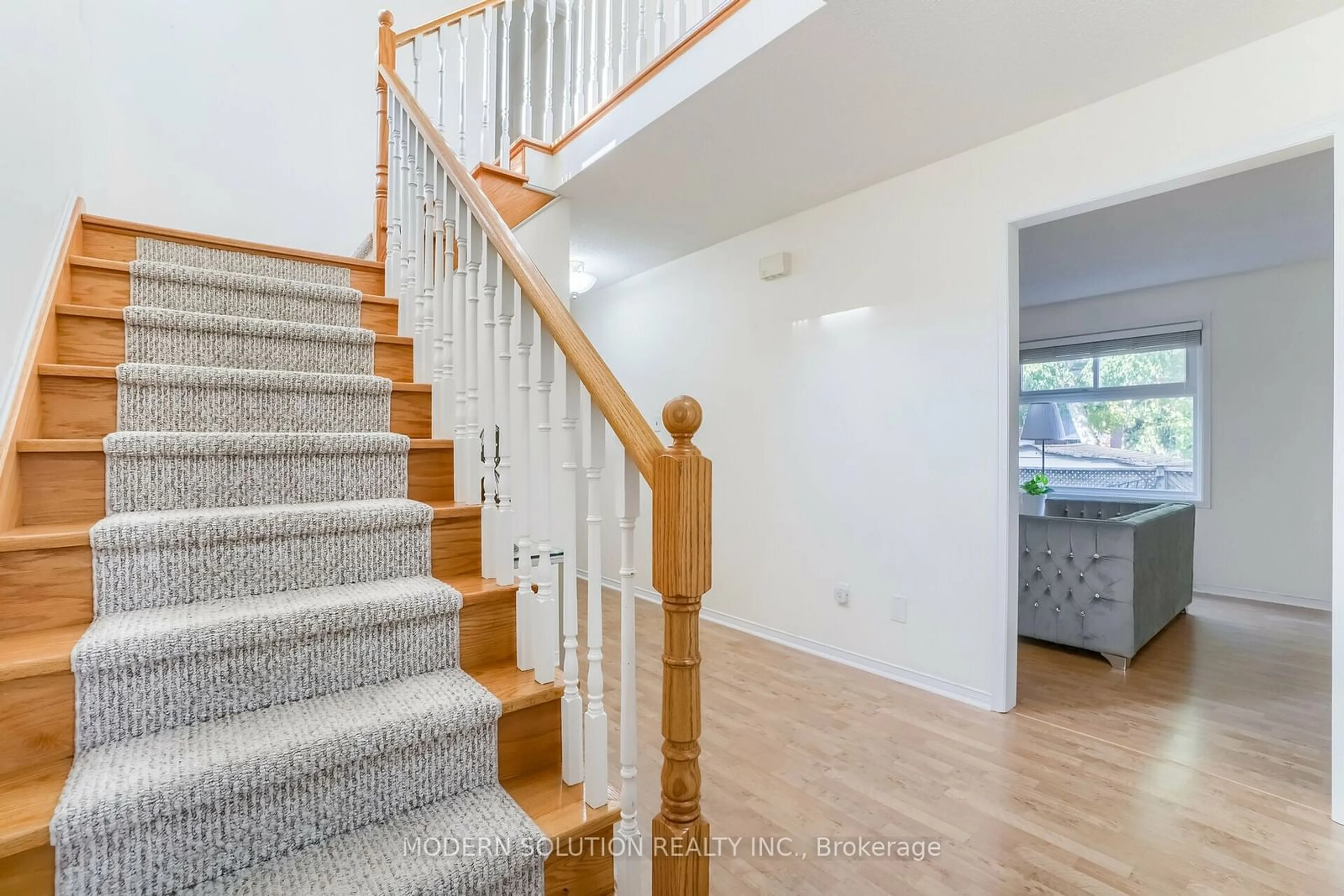 Stairs for 617 Curzon Ave, Mississauga Ontario L5G 1P8