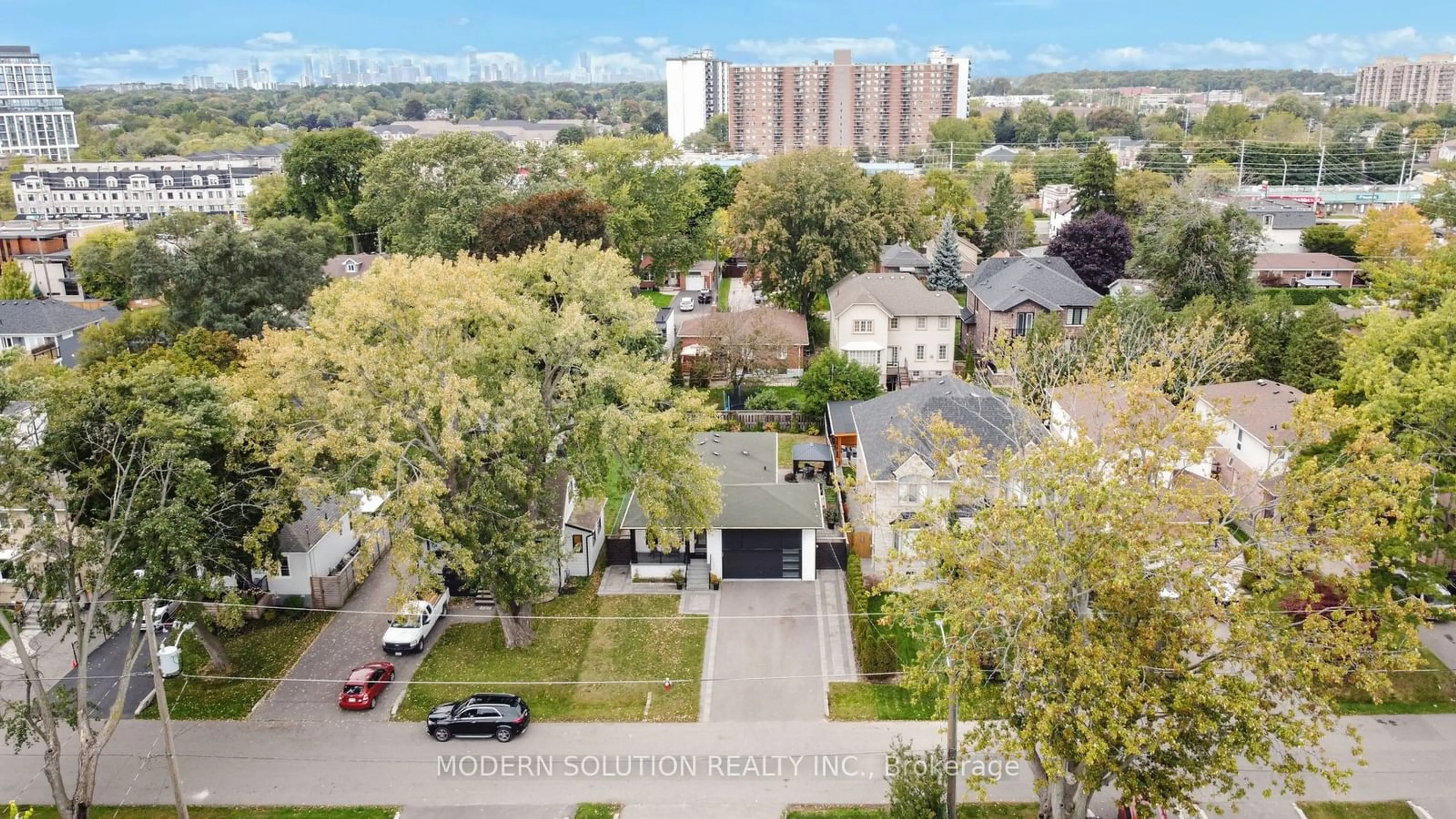 A pic from exterior of the house or condo, the fenced backyard for 605 Curzon Ave, Mississauga Ontario L5G 1P8