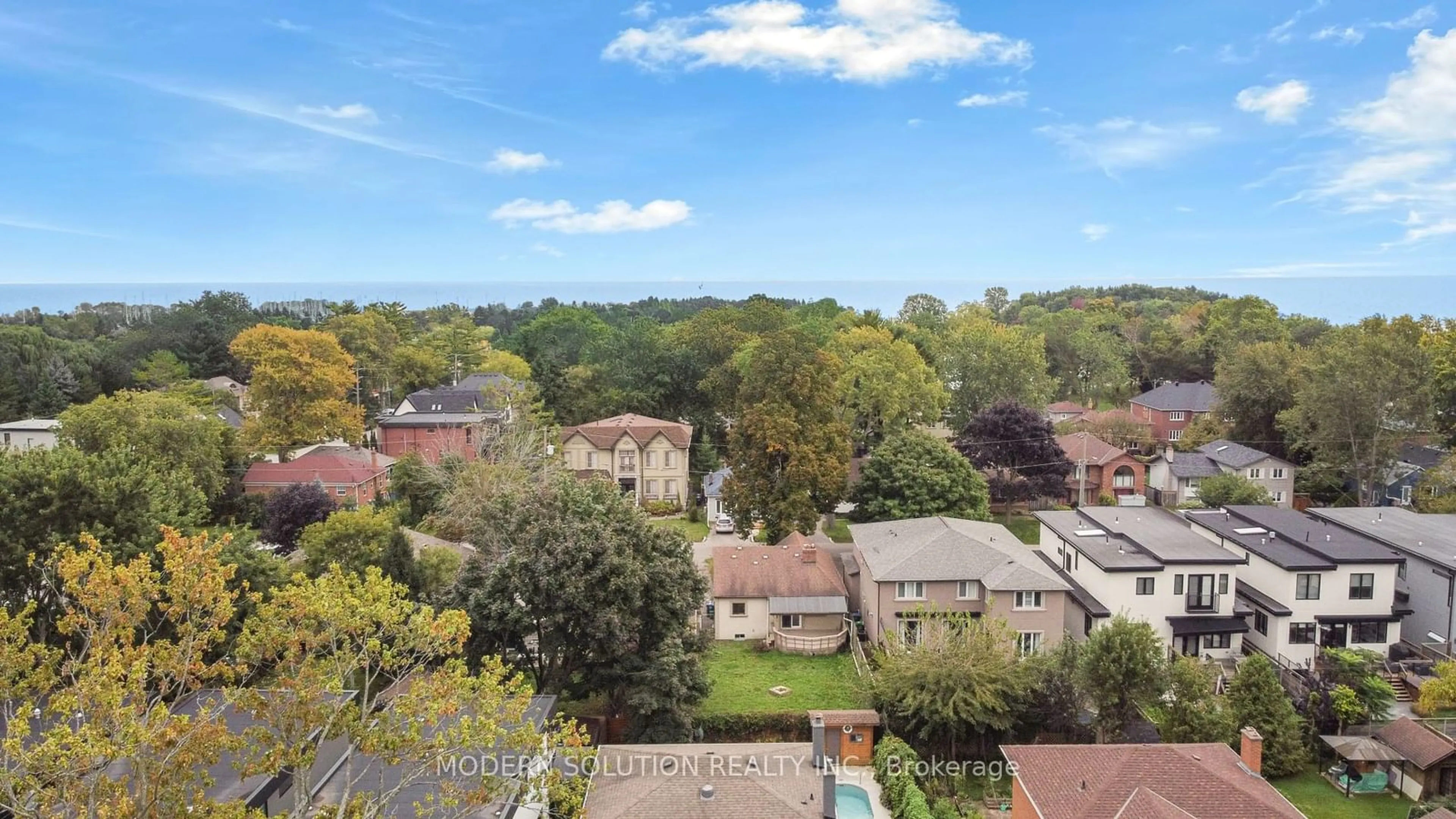 A pic from exterior of the house or condo, the fenced backyard for 605 Curzon Ave, Mississauga Ontario L5G 1P8