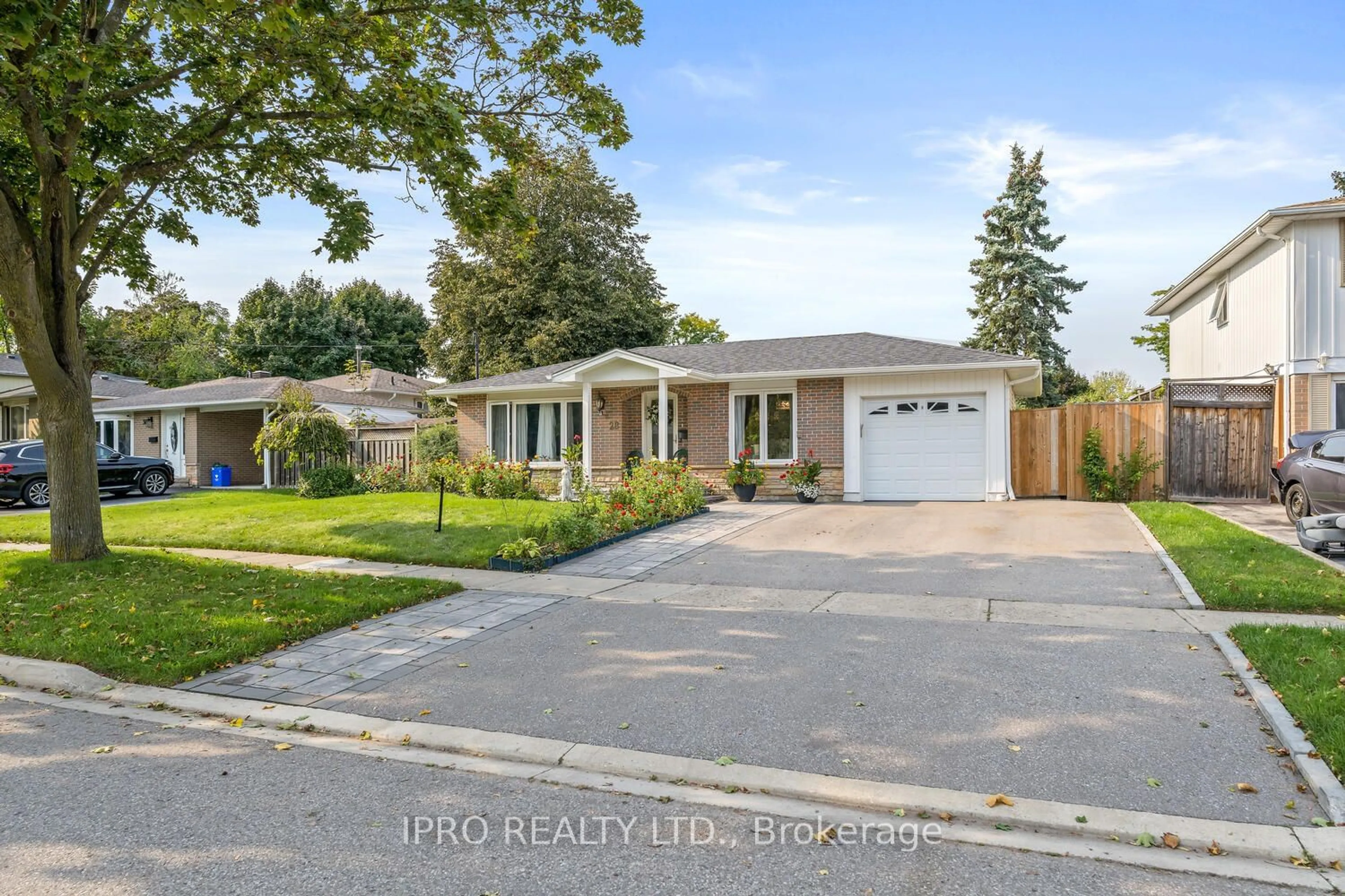 Frontside or backside of a home for 28 Irwin Cres, Halton Hills Ontario L7G 1G1