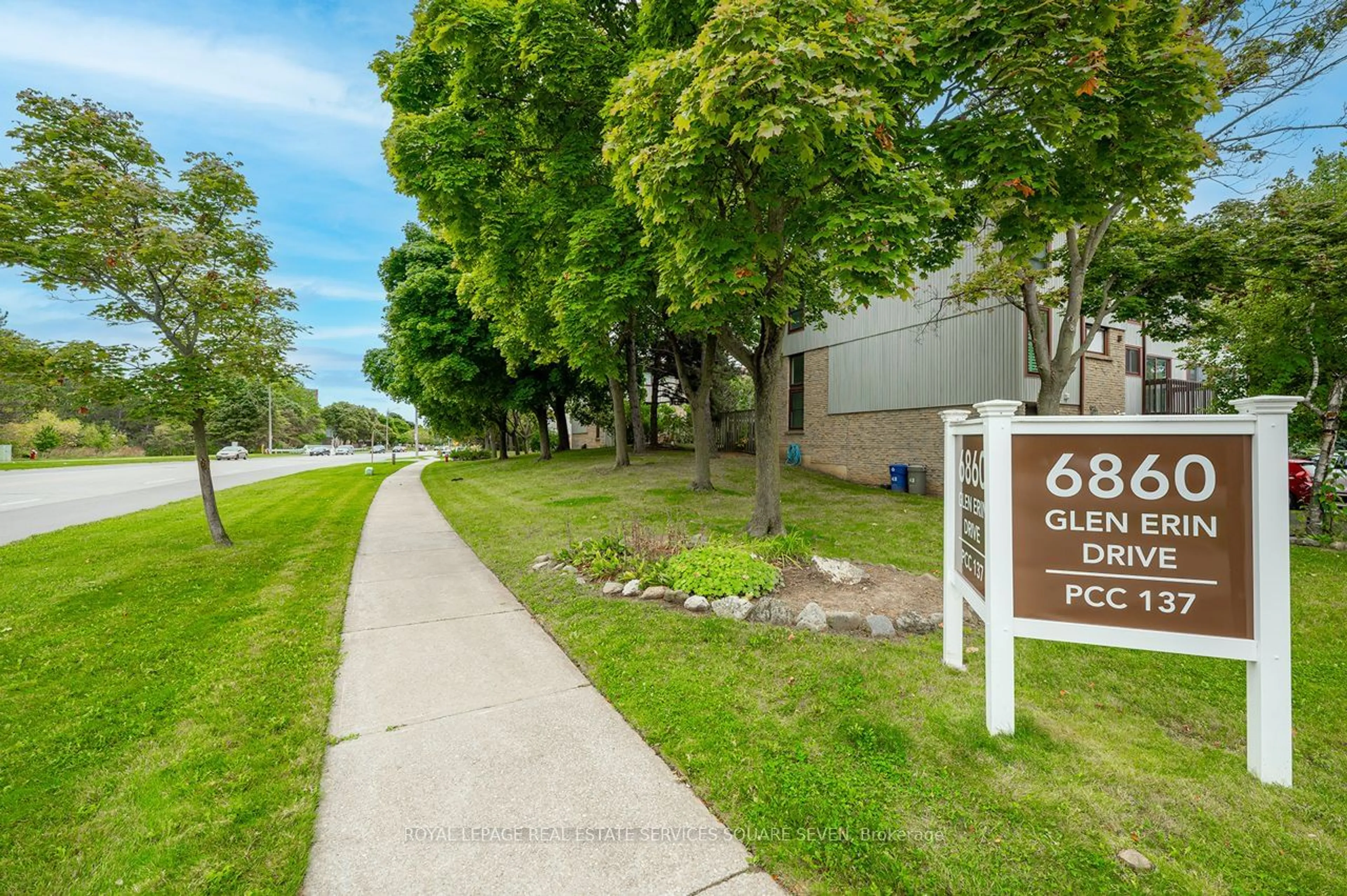 Street view for 6860 Glen Erin Dr #17, Mississauga Ontario L5N 2E1