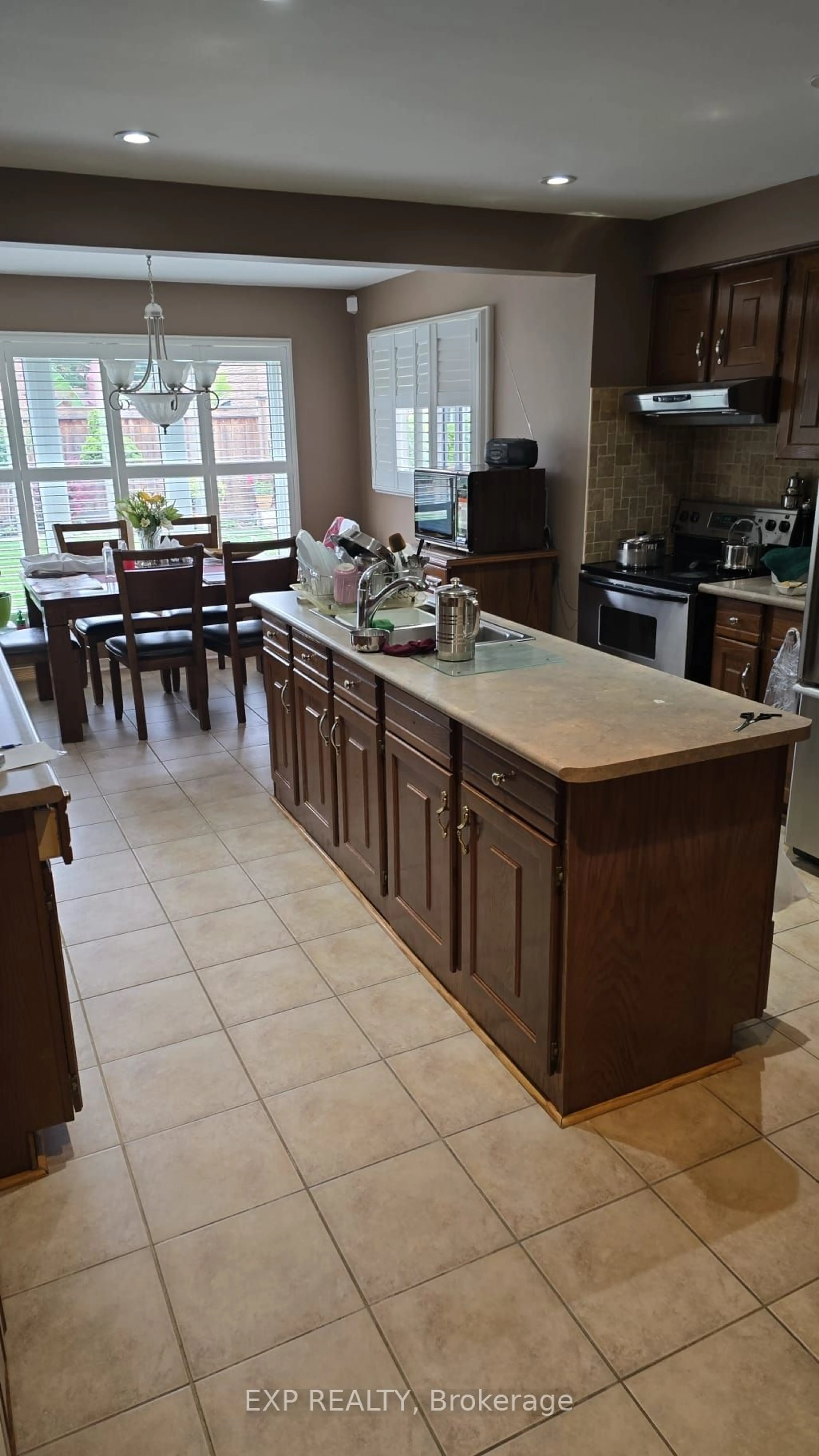 Open concept kitchen for 76 Panorama Cres, Brampton Ontario L6S 3T9