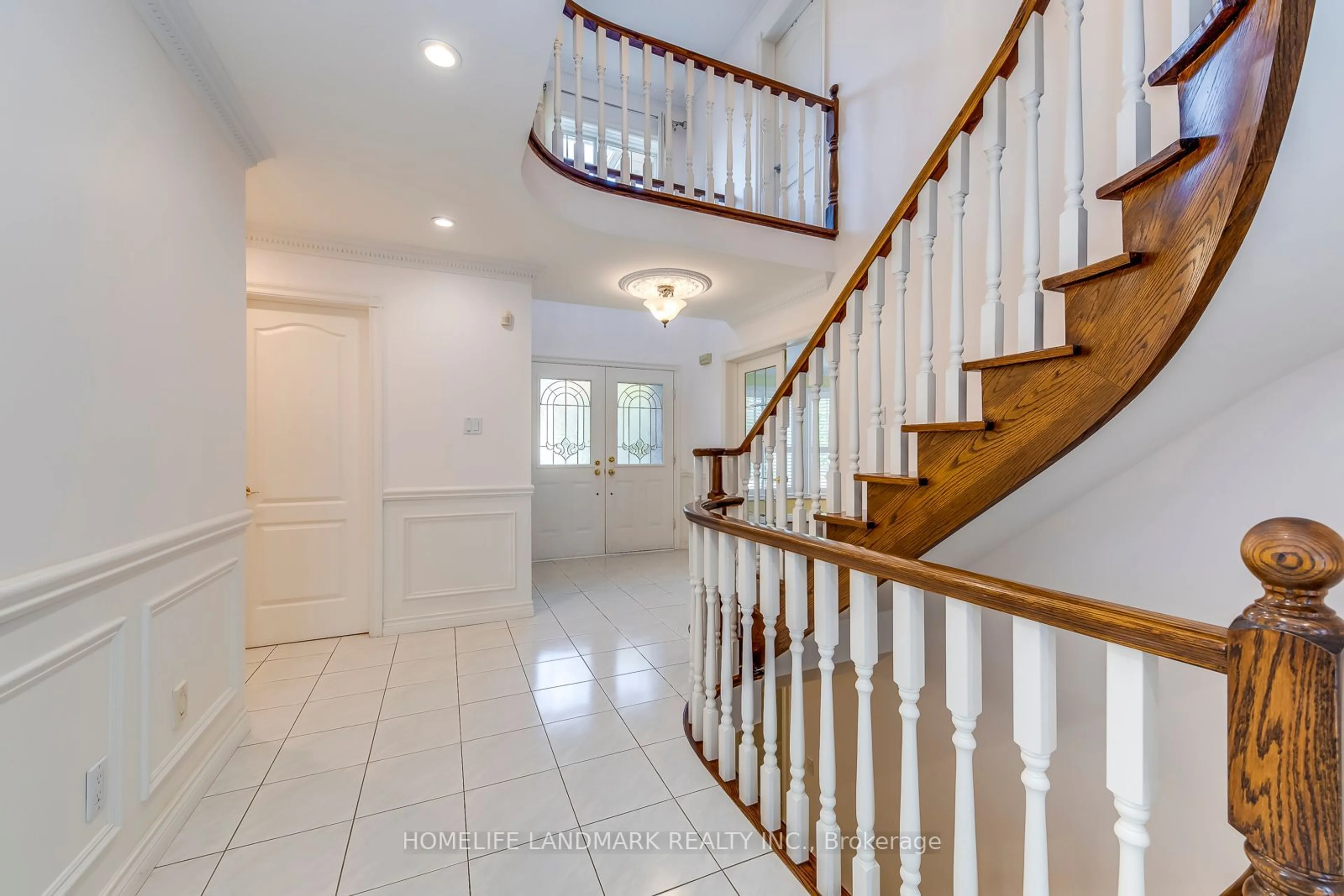 Indoor foyer for 1636 Sagewood Crt, Mississauga Ontario L5M 5M2