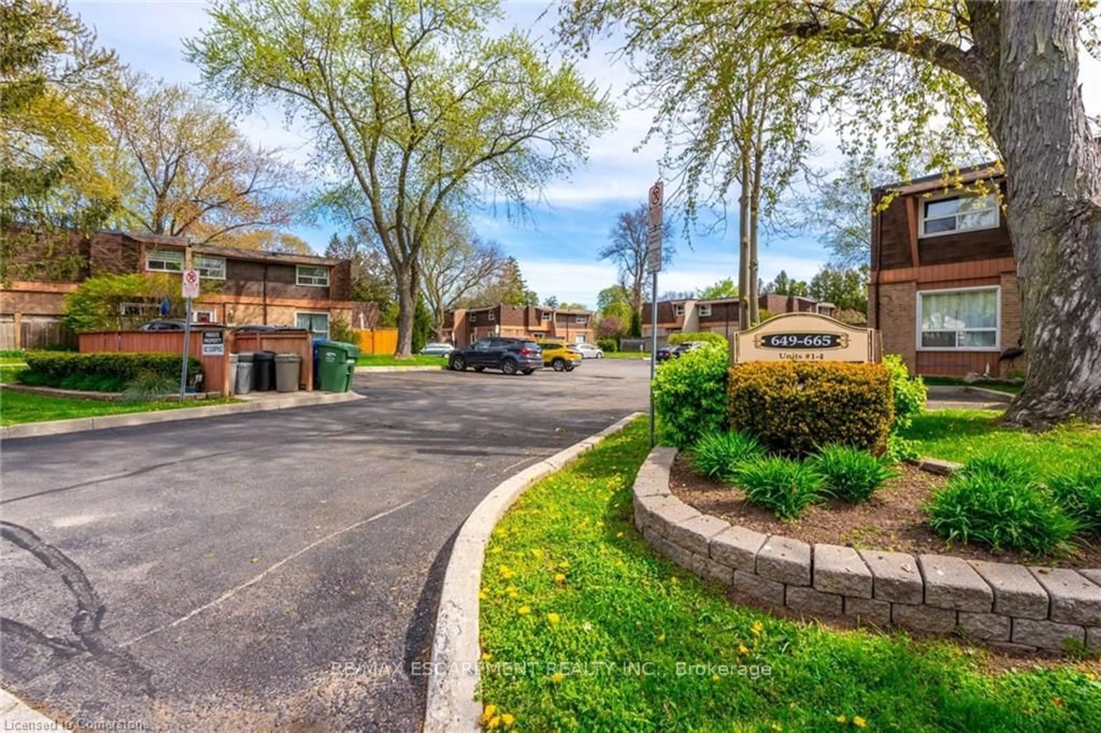 A pic from exterior of the house or condo, the street view for 657 Francis Rd #3, Burlington Ontario L7T 3X6