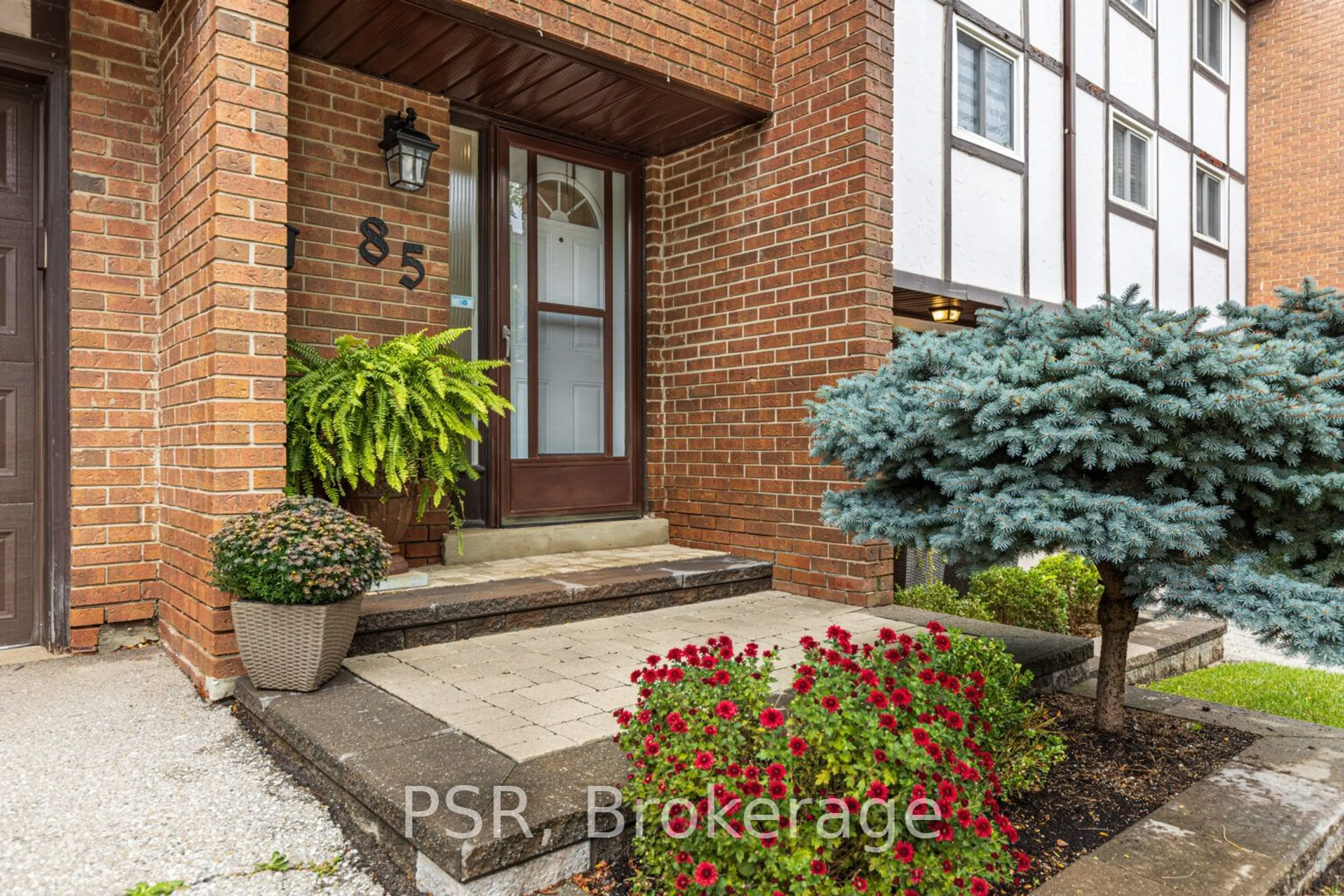 Indoor entryway for 1755 Rathburn Rd #85, Mississauga Ontario L4W 2M8