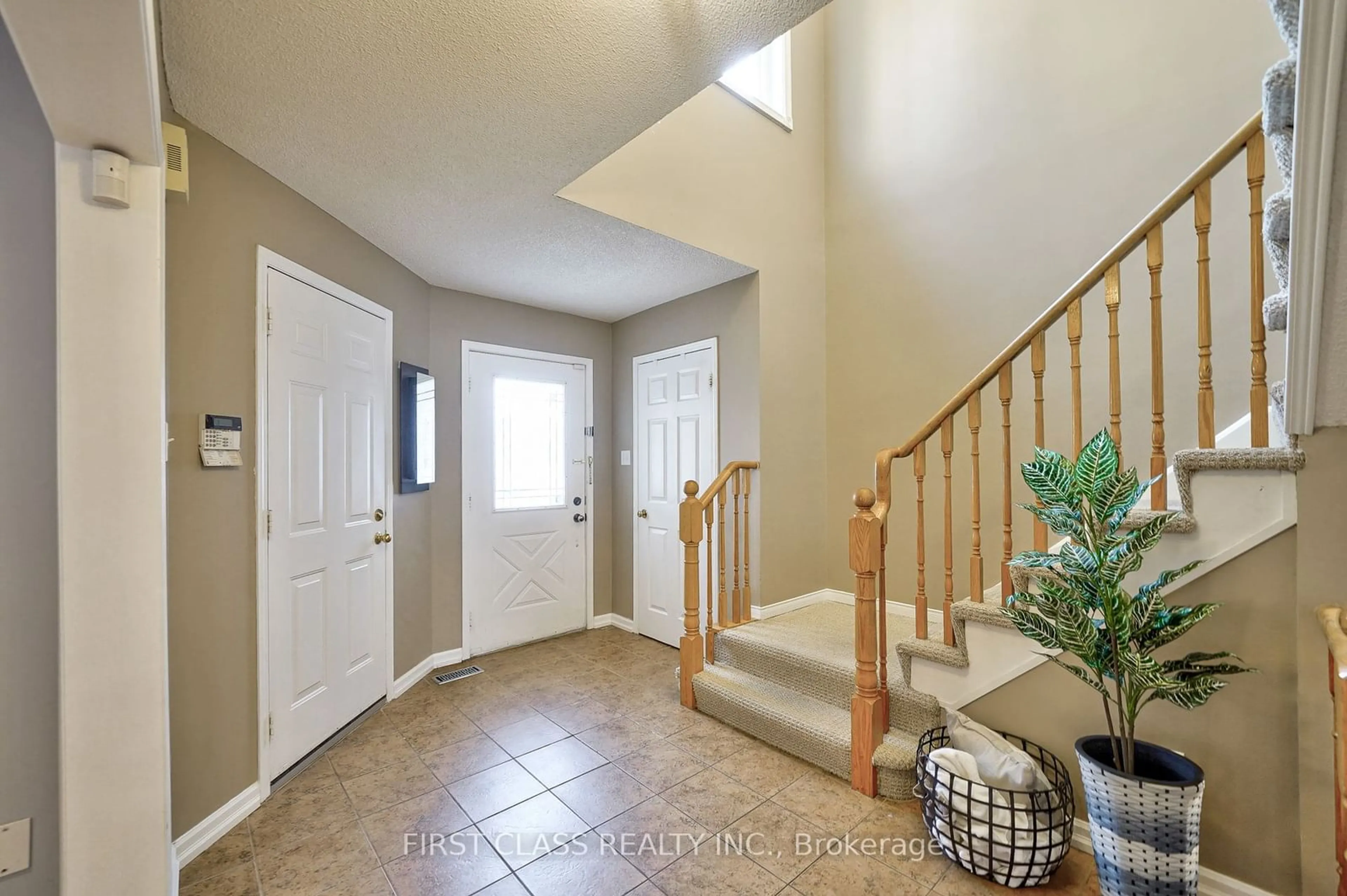 Indoor entryway for 5609 Taw Ave, Mississauga Ontario L5V 1W4