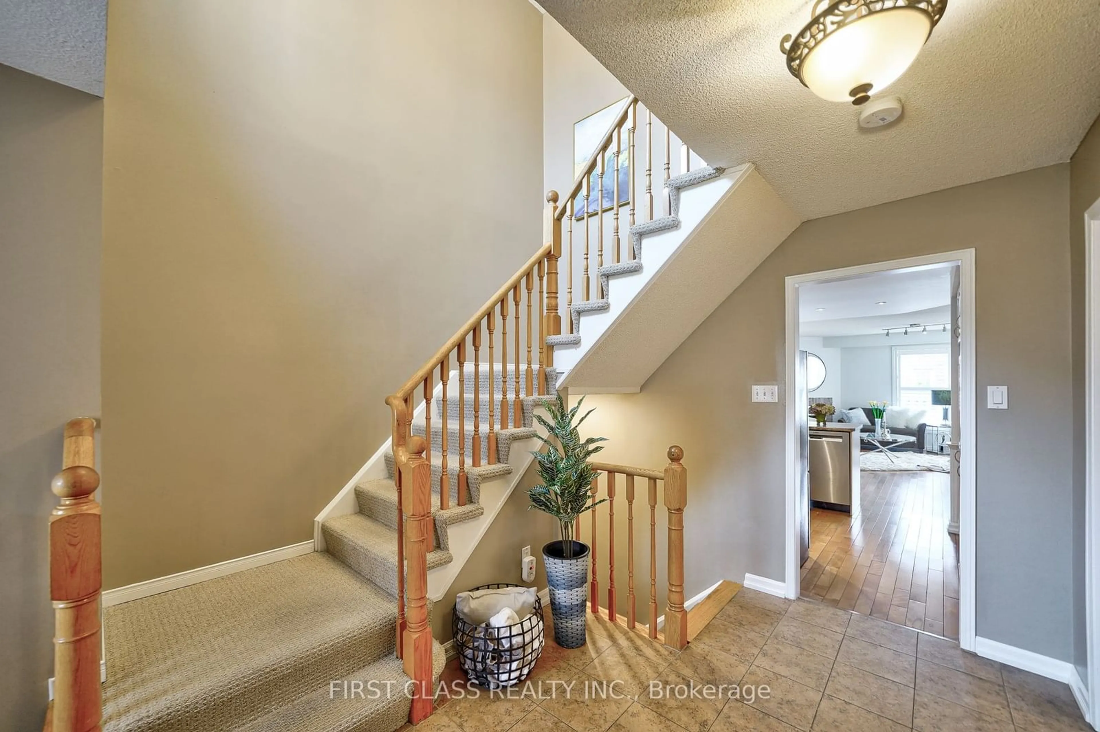 Indoor entryway, wood floors for 5609 Taw Ave, Mississauga Ontario L5V 1W4