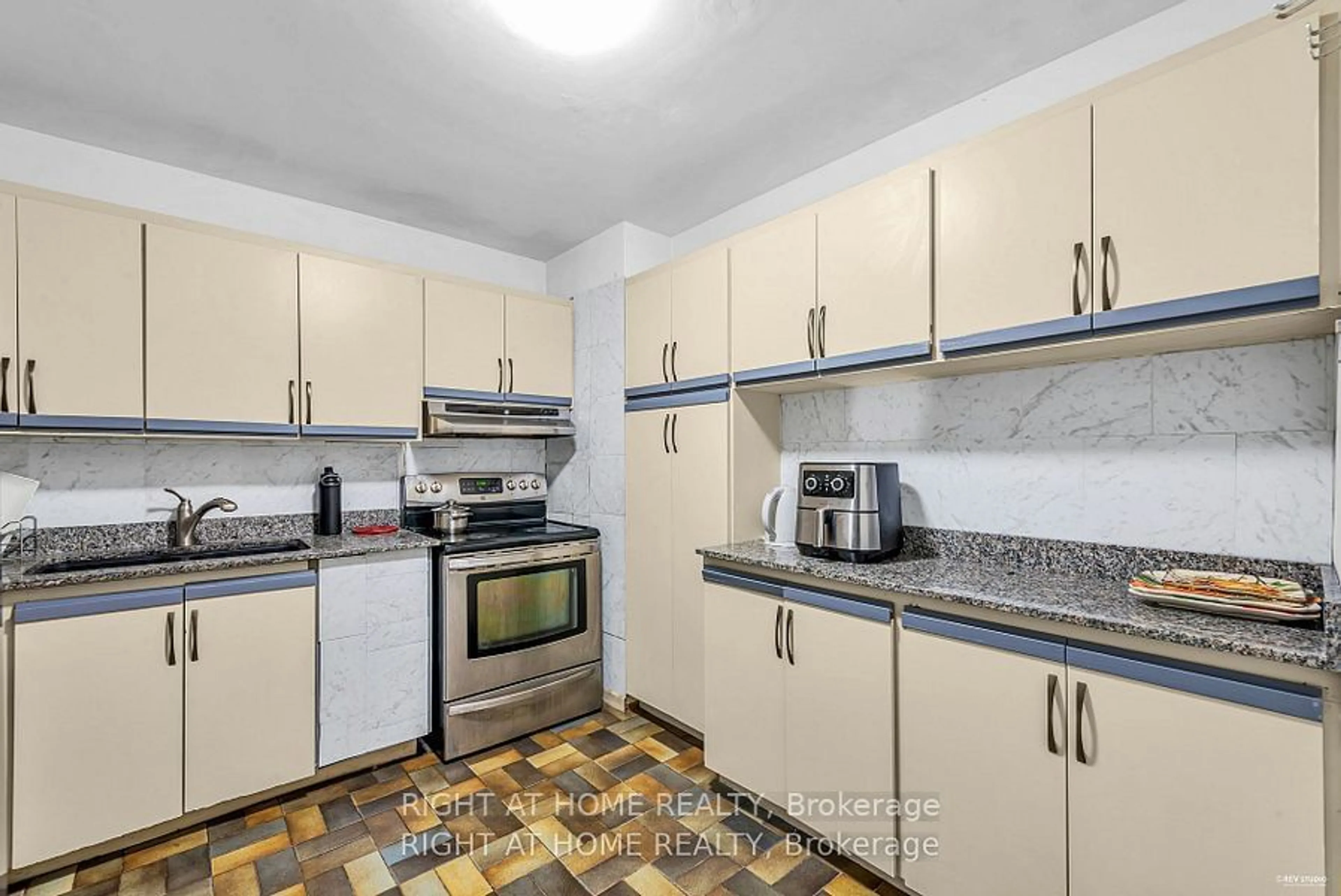 Standard kitchen for 2323 Confederation Pkwy #408, Mississauga Ontario L5B 1R6