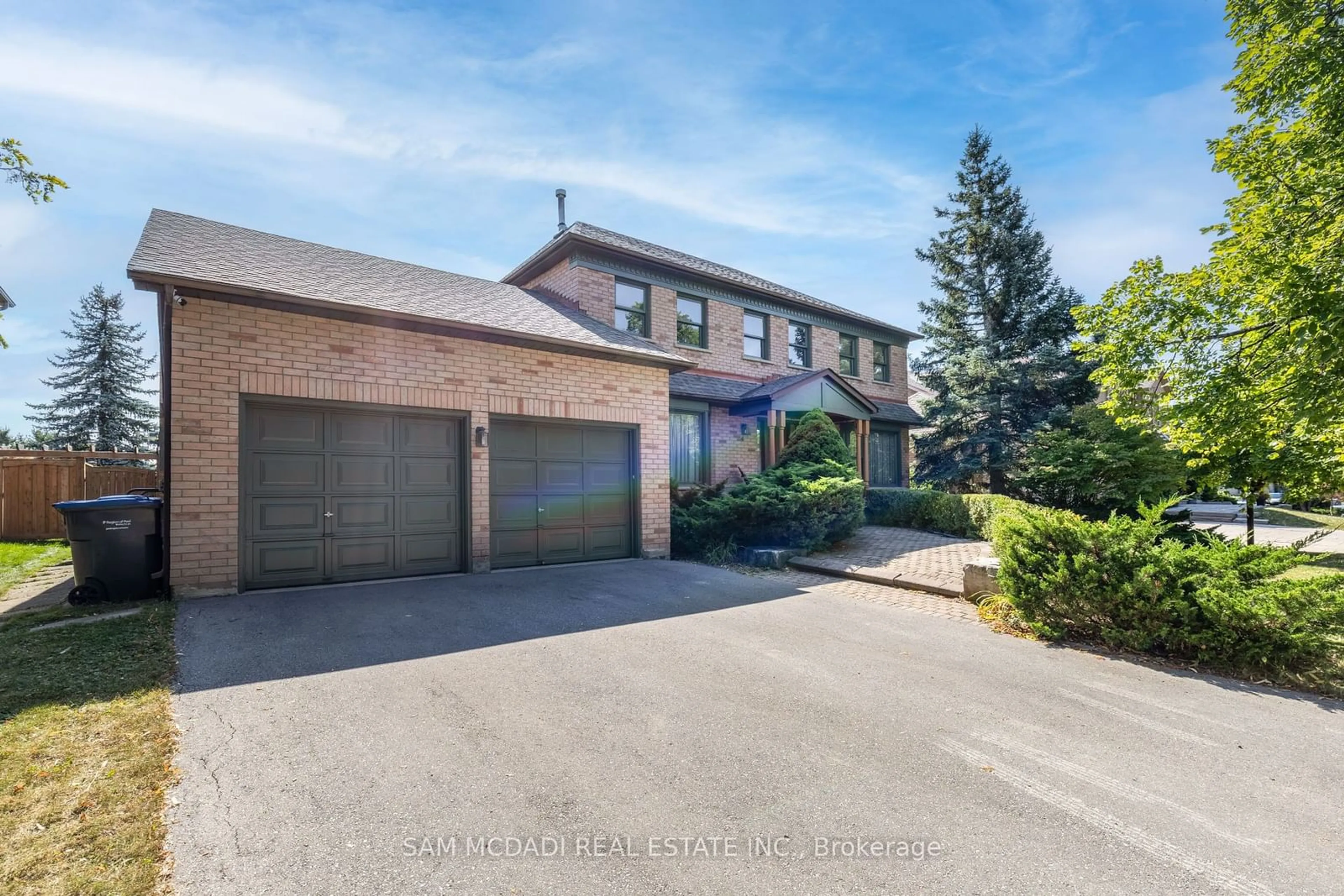 A pic from exterior of the house or condo, the front or back of building for 4 Penrose Crt, Brampton Ontario L6Z 4P1