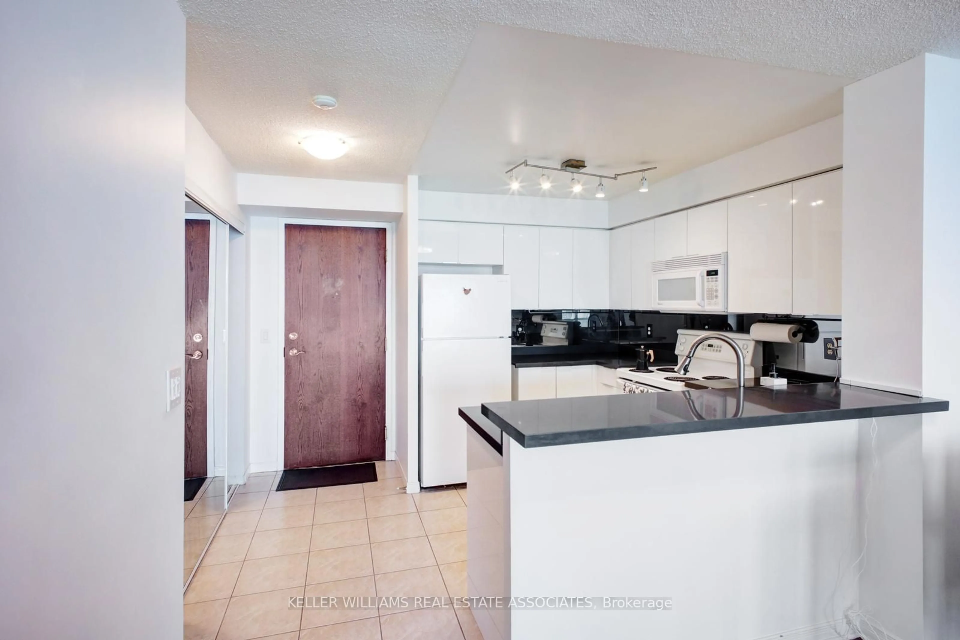 Standard kitchen for 2565 Erin Centre Blvd #1509, Mississauga Ontario L5M 6Z8