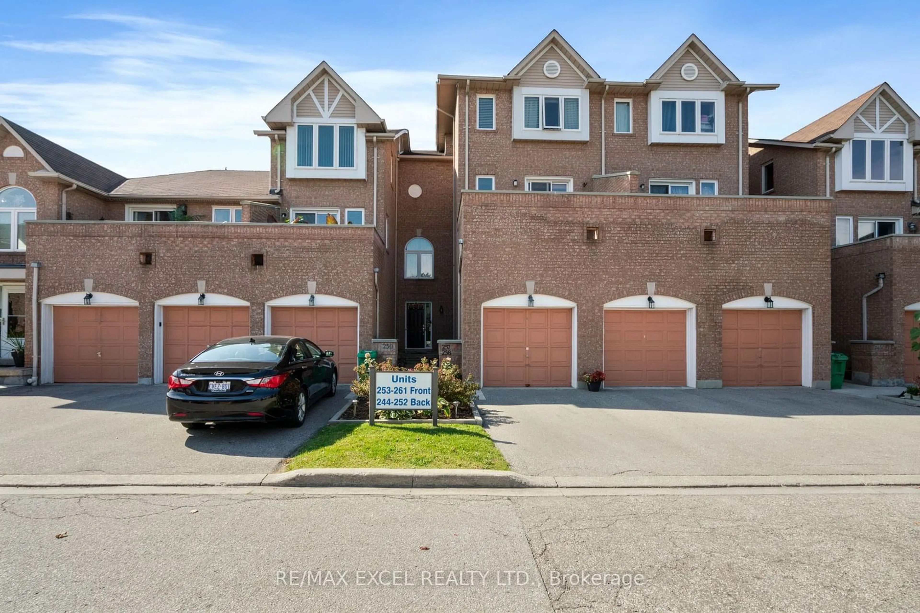 A pic from exterior of the house or condo, the street view for 60 Barondale Dr #258, Mississauga Ontario L4Z 3N8