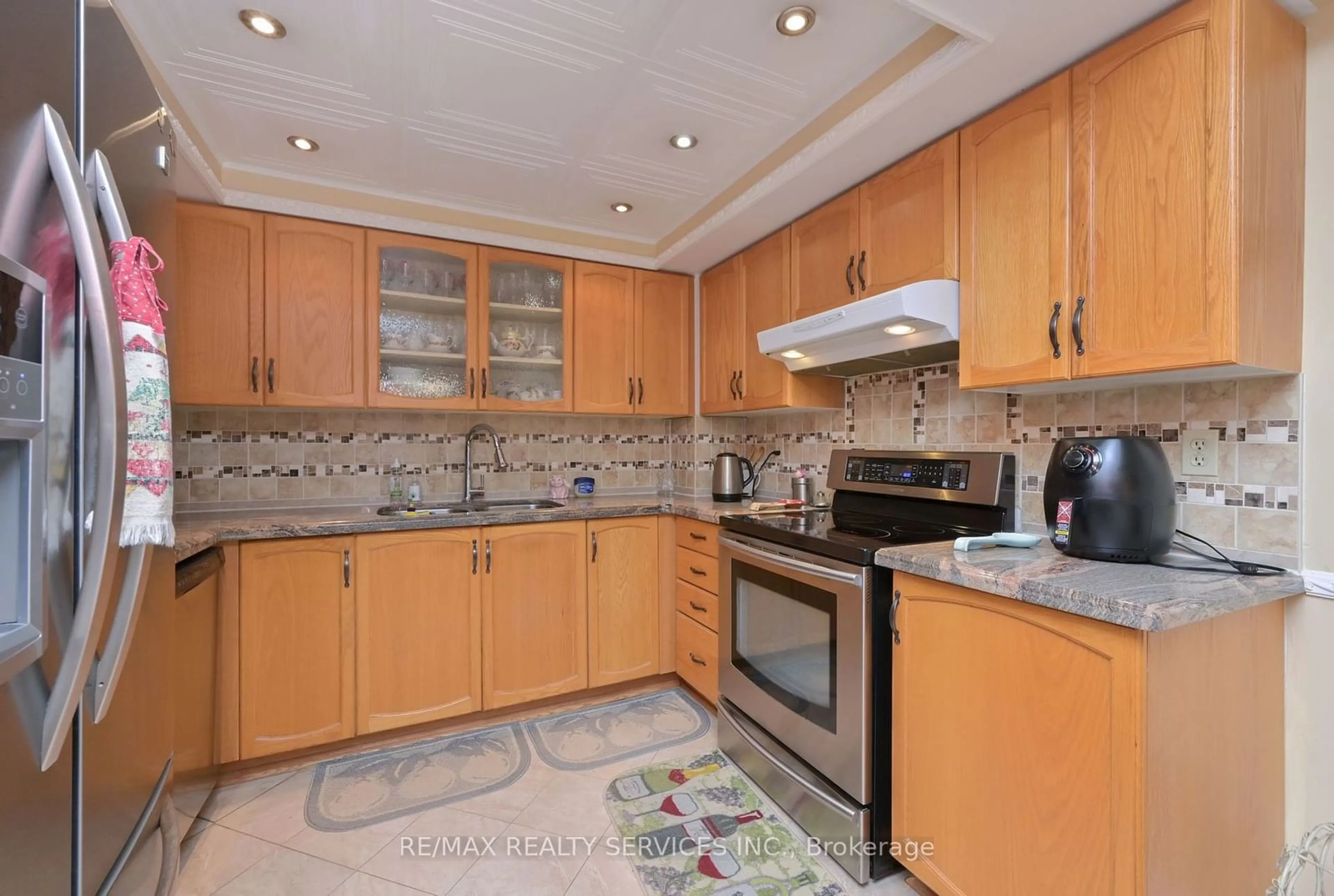 Standard kitchen, wood floors, cottage for 320 Mill St ##212, Brampton Ontario L6Y 3V2