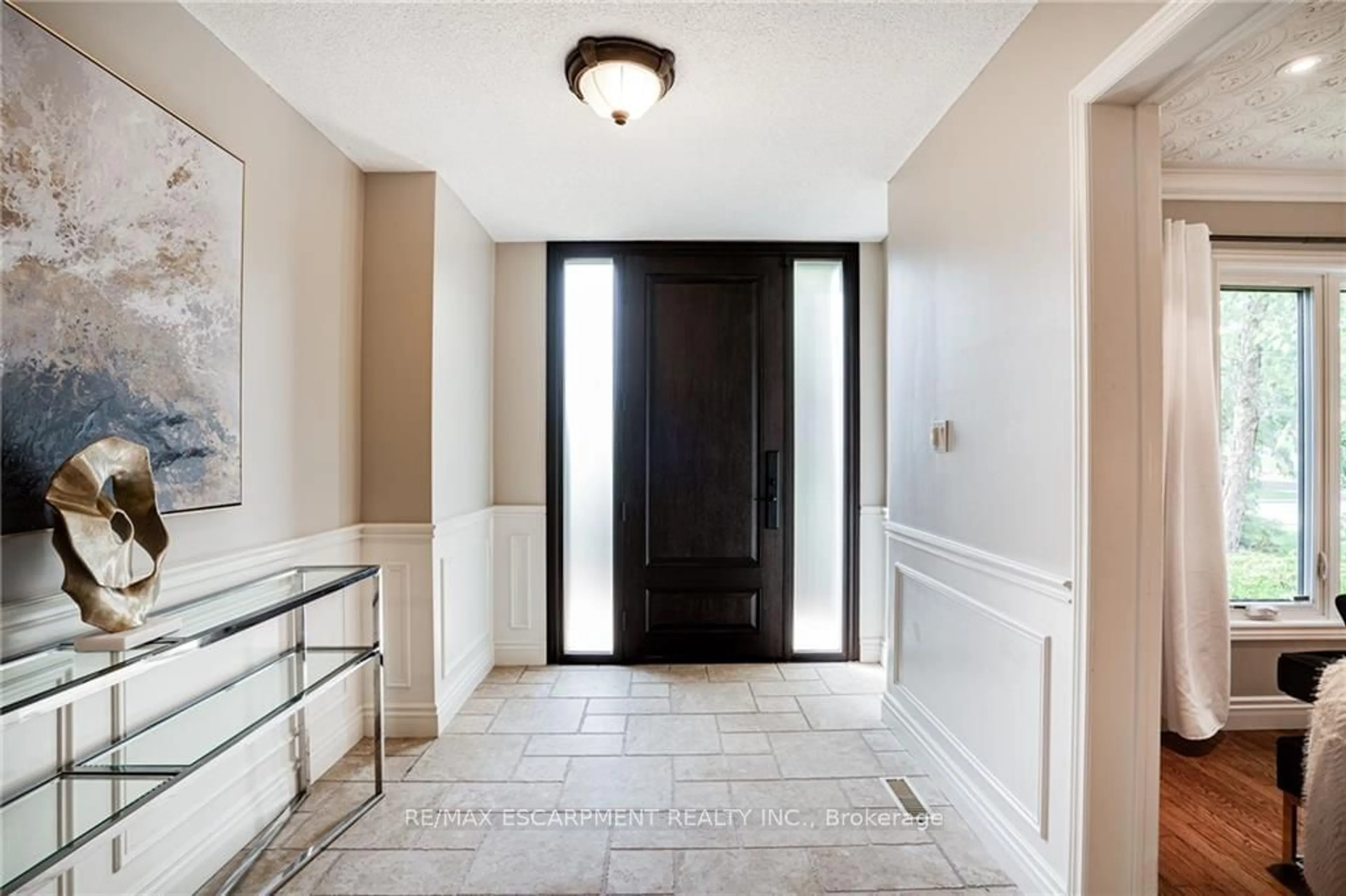 Indoor entryway for 2313 Homer Dr, Burlington Ontario L7P 4V4