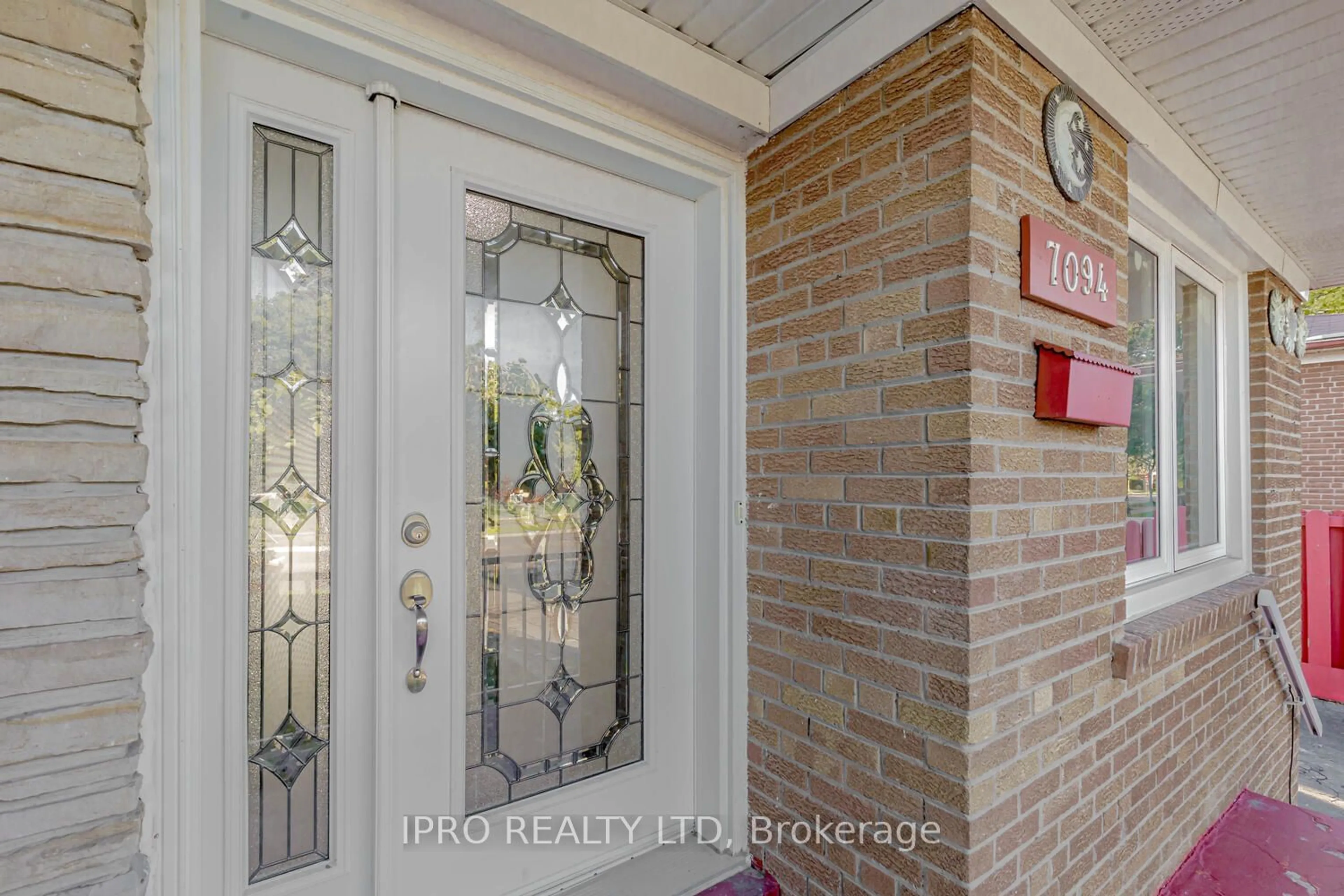 Indoor entryway for 7094 Darcel Ave, Mississauga Ontario L4T 2W9