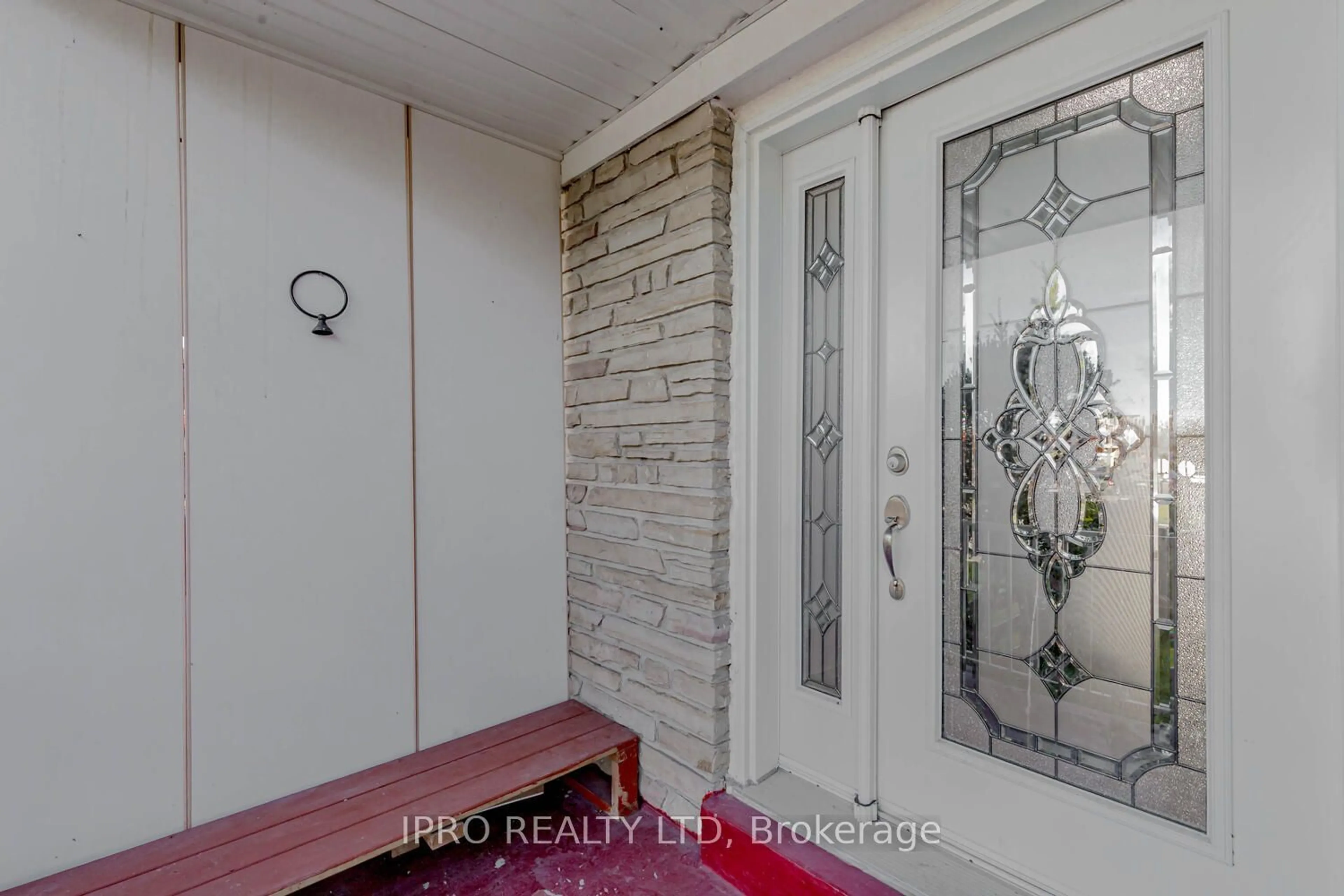 Indoor entryway for 7094 Darcel Ave, Mississauga Ontario L4T 2W9