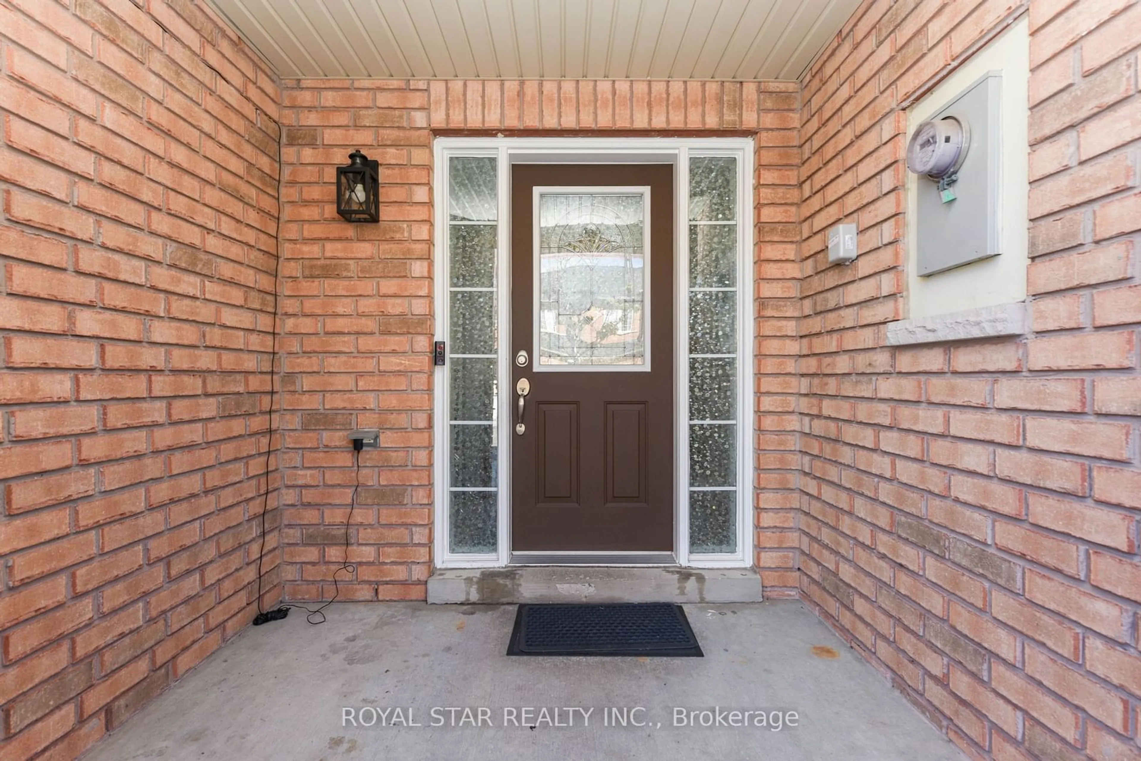 Indoor entryway, wood floors for 11 Brucewood Rd #113, Brampton Ontario L6R 3N1