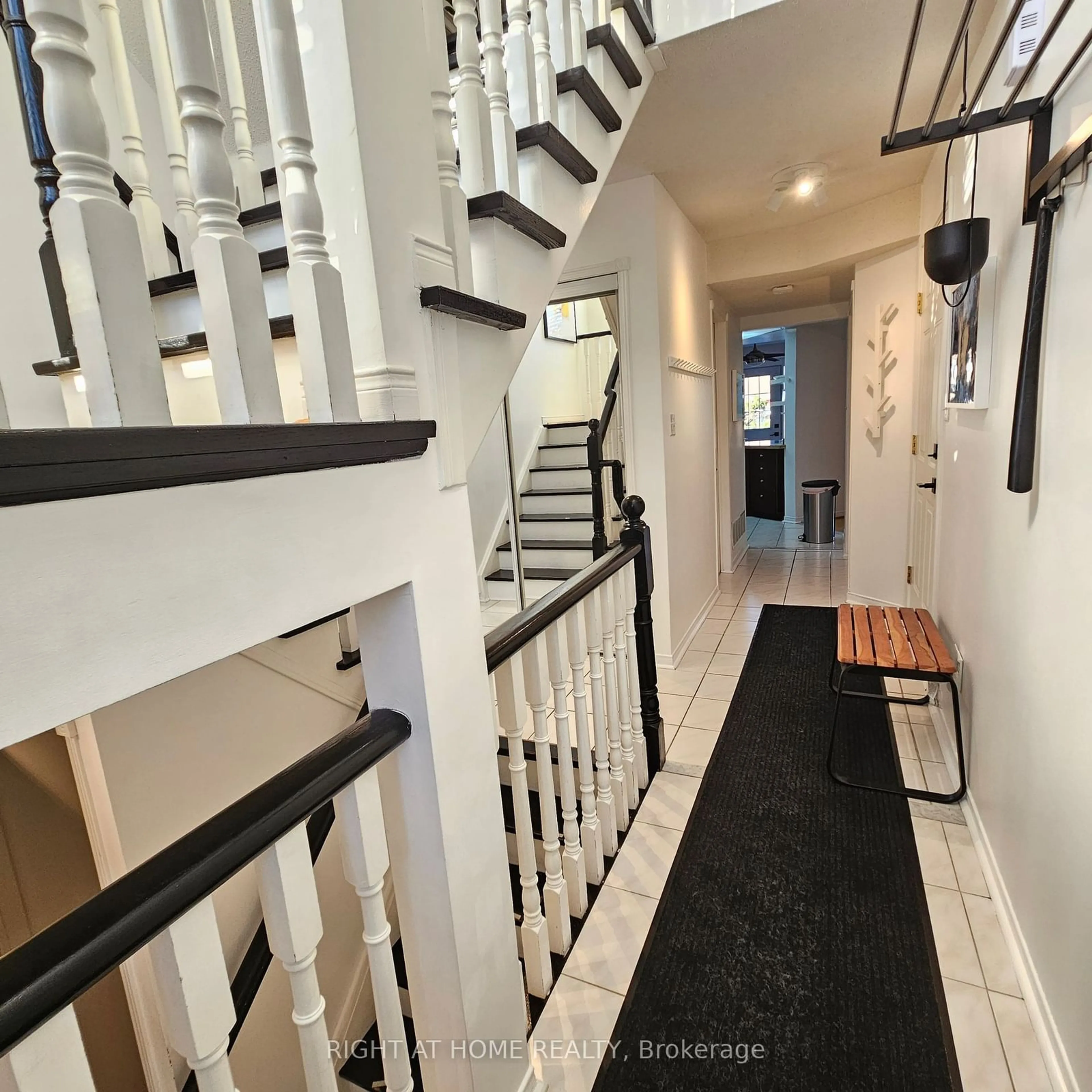 Indoor entryway for 455 Apache Crt #33, Mississauga Ontario L4Z 3W8