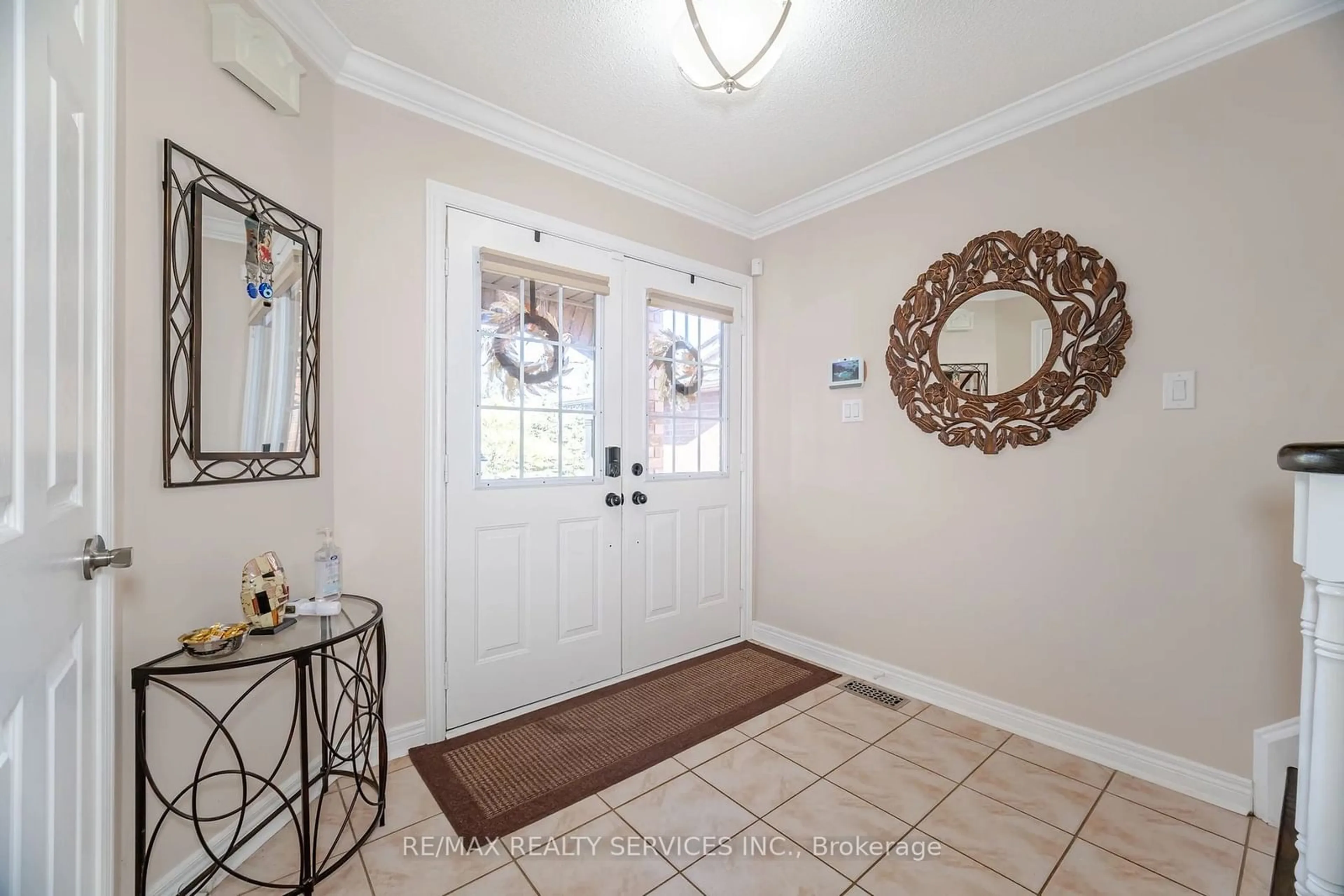 Indoor entryway for 19 Gray Park Dr, Caledon Ontario L7E 2N3