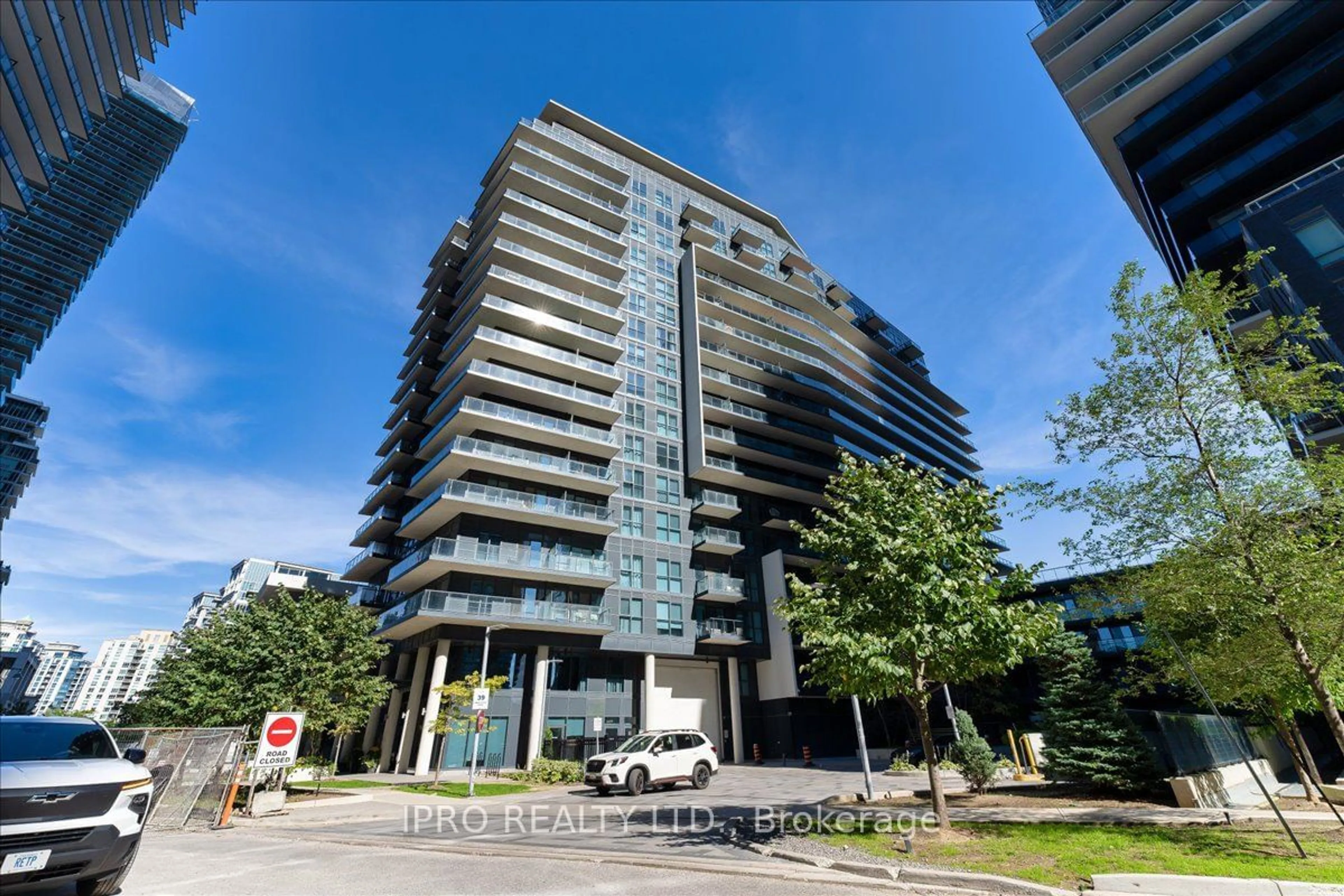 A pic from exterior of the house or condo for 39 ANNIE CRAIG Dr #708, Toronto Ontario M8V 0H1