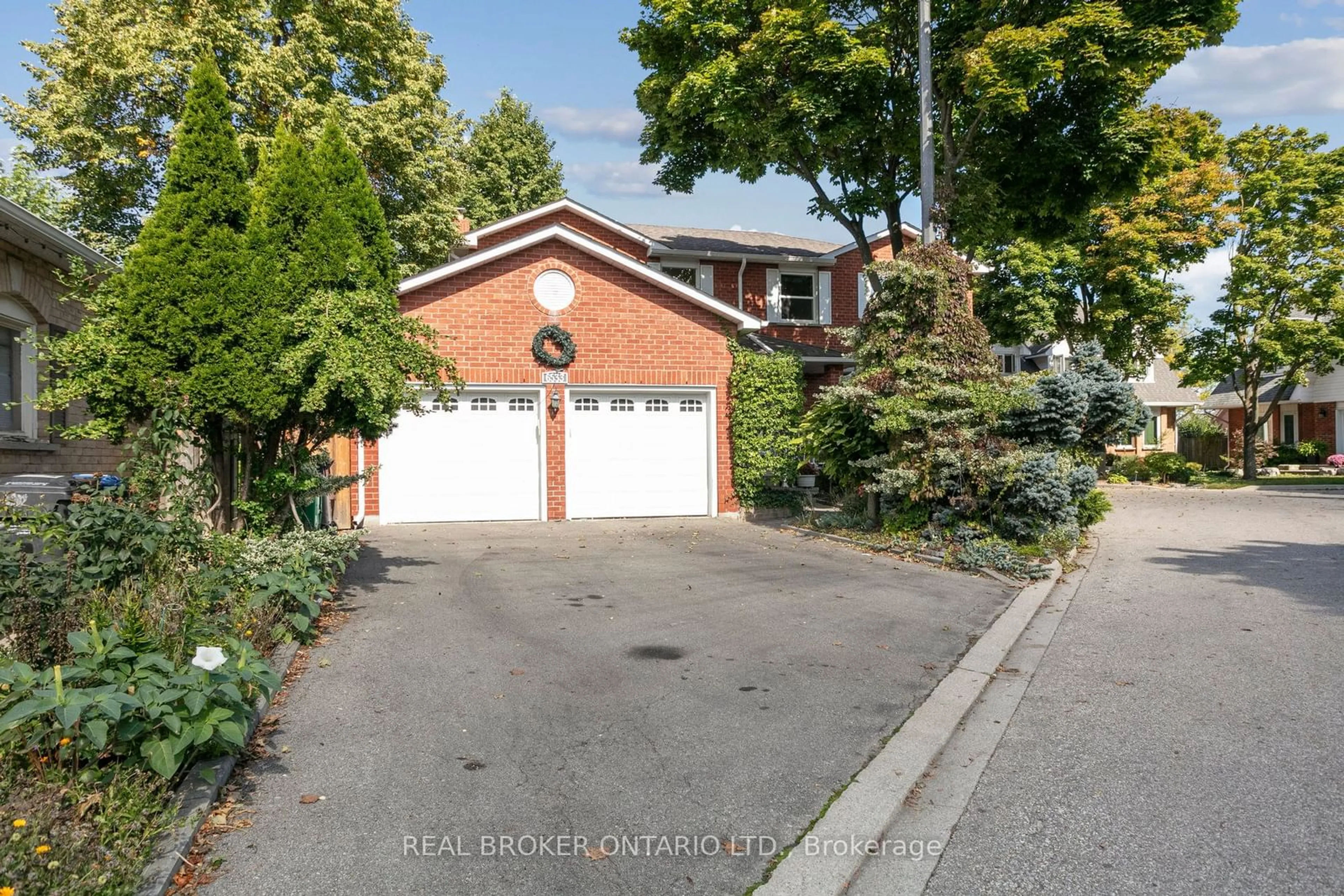 Frontside or backside of a home, the street view for 6533 Mockingbird Lane, Mississauga Ontario L5N 5K7