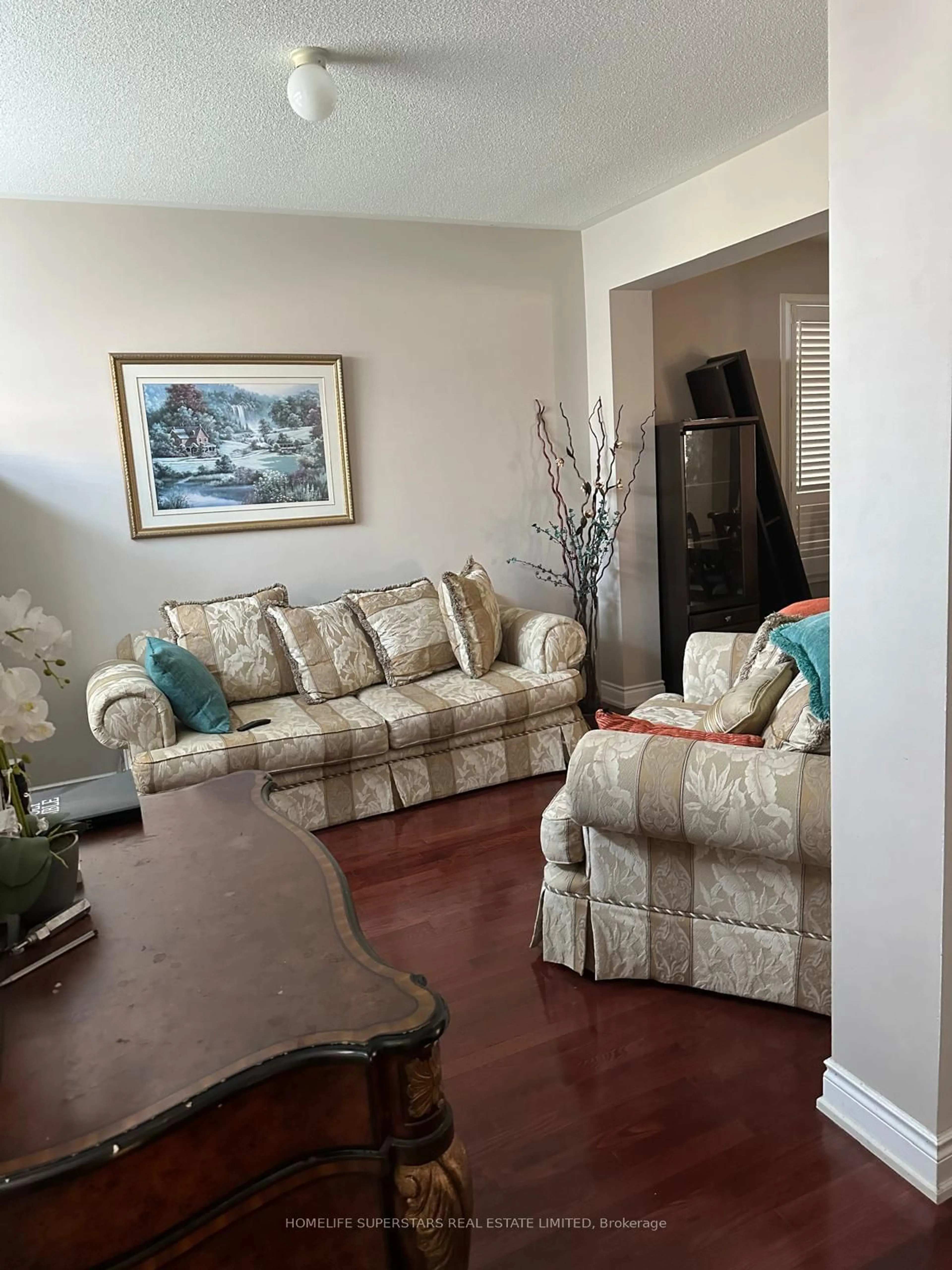 Living room with furniture, unknown for 32 Tawnberry Circ, Brampton Ontario L7A 0J6