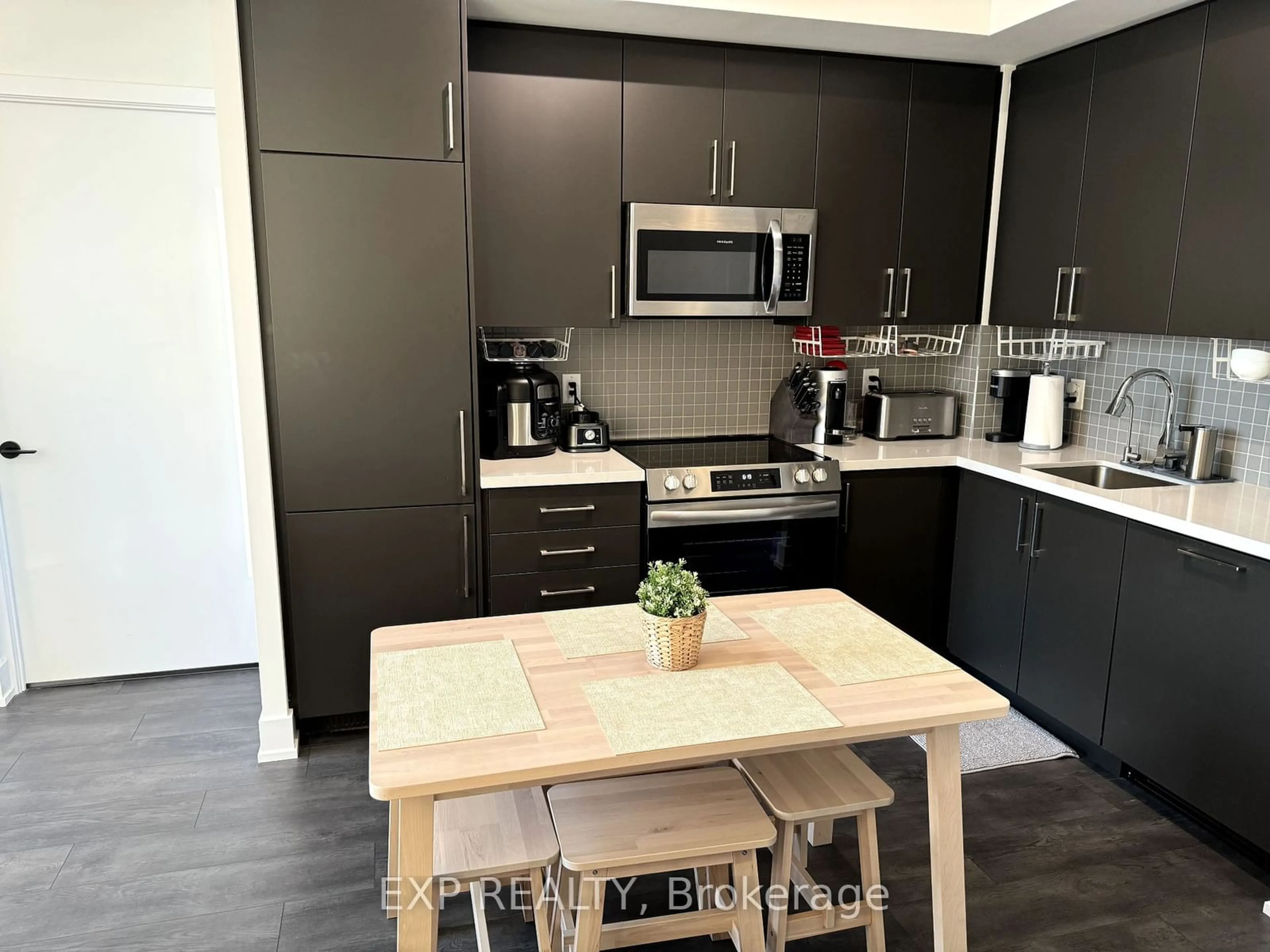 Contemporary kitchen for 2450 Old Bronte Rd #825, Oakville Ontario L6M 5P6