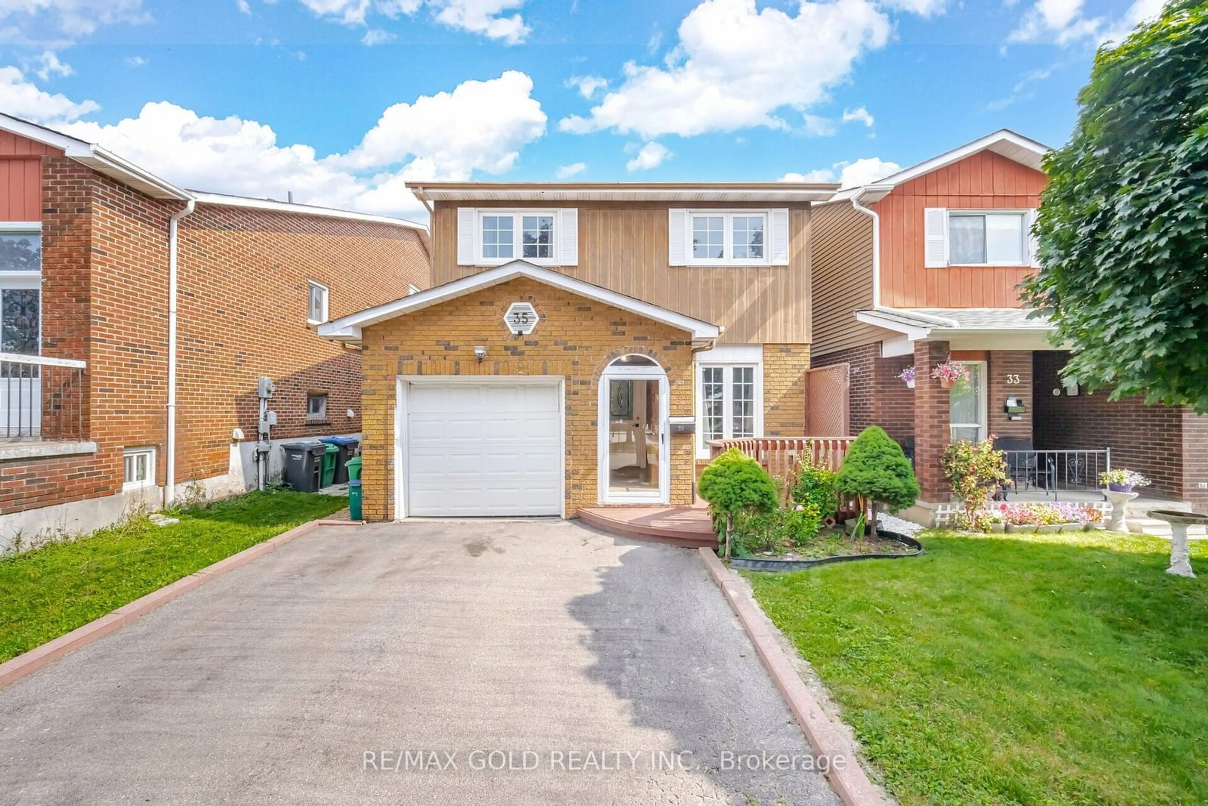 Frontside or backside of a home, the street view for 35 Pluto Dr, Brampton Ontario L6V 3V2