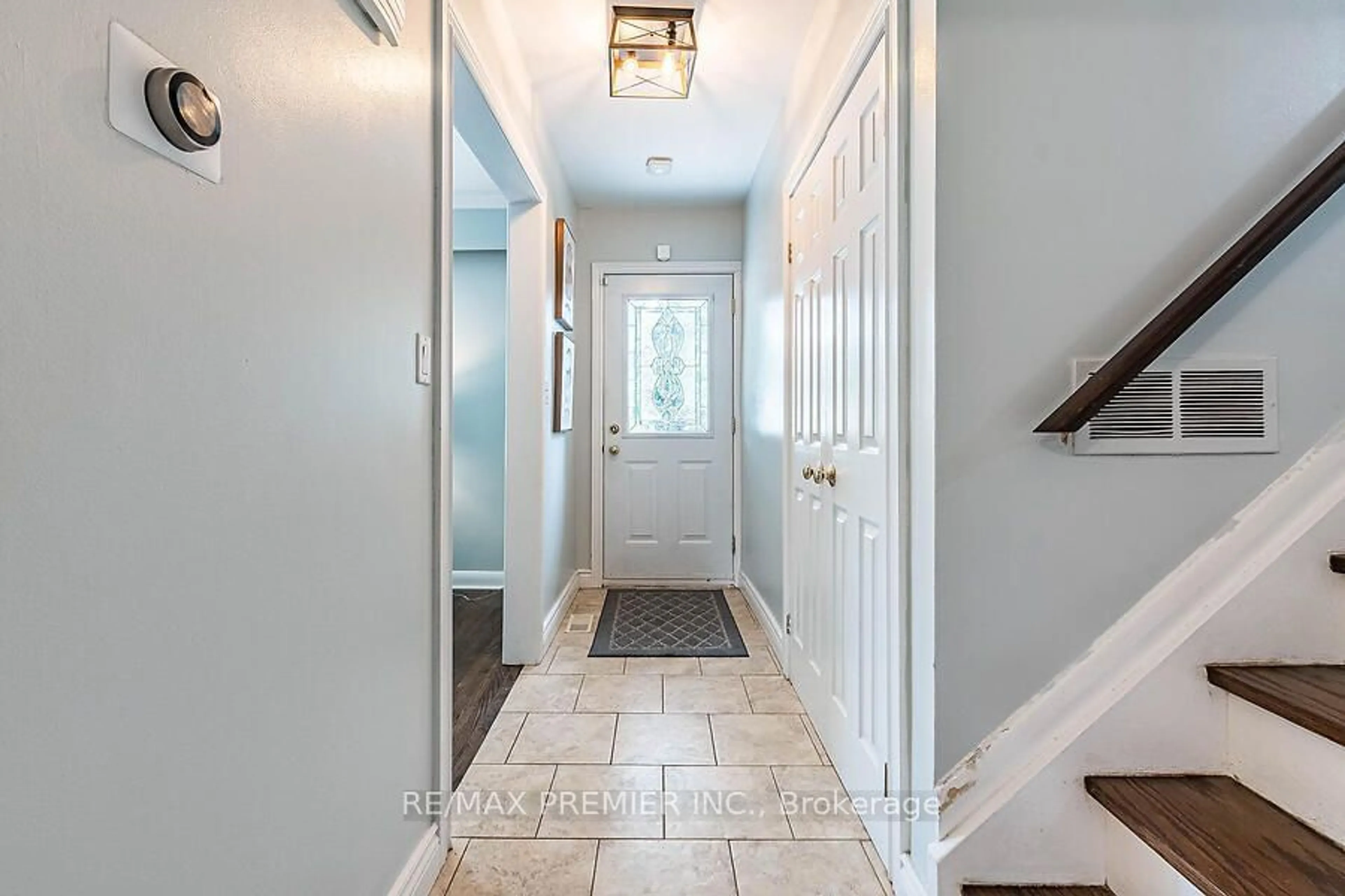 Indoor entryway, wood floors for 1629 Wembury Rd, Mississauga Ontario L5J 2L8