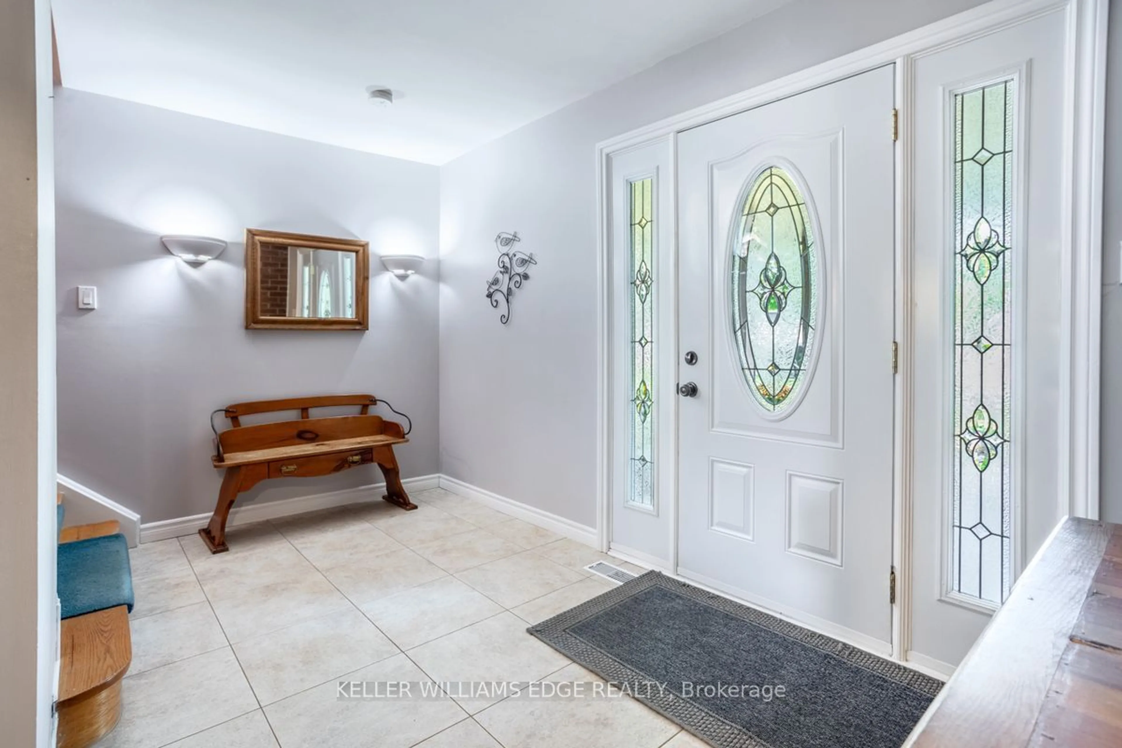 Indoor entryway for 2260 Mansfield Dr, Burlington Ontario L7P 3J4