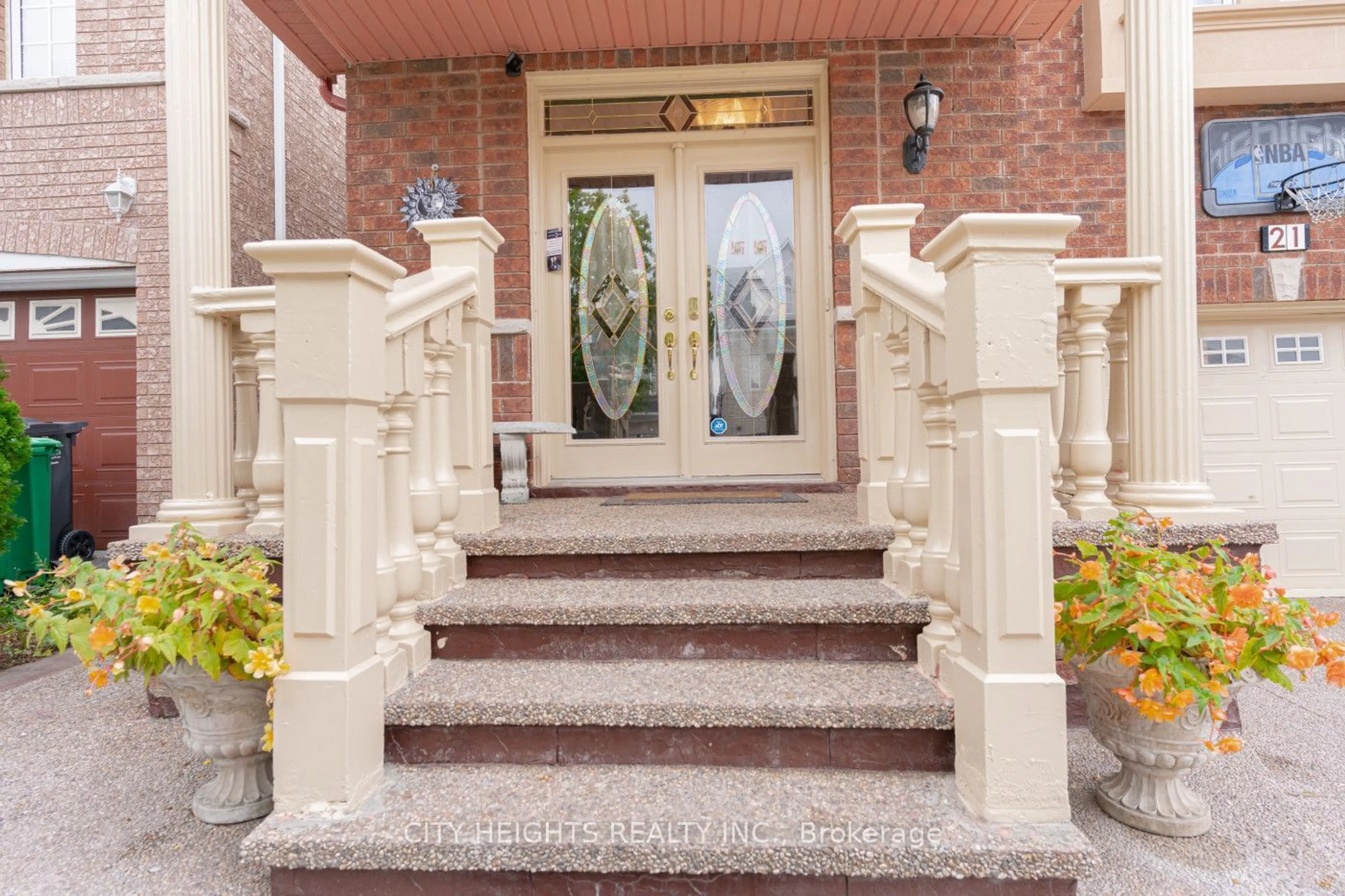 Indoor entryway for 21 Pathmaster Rd, Brampton Ontario L6P 2G9