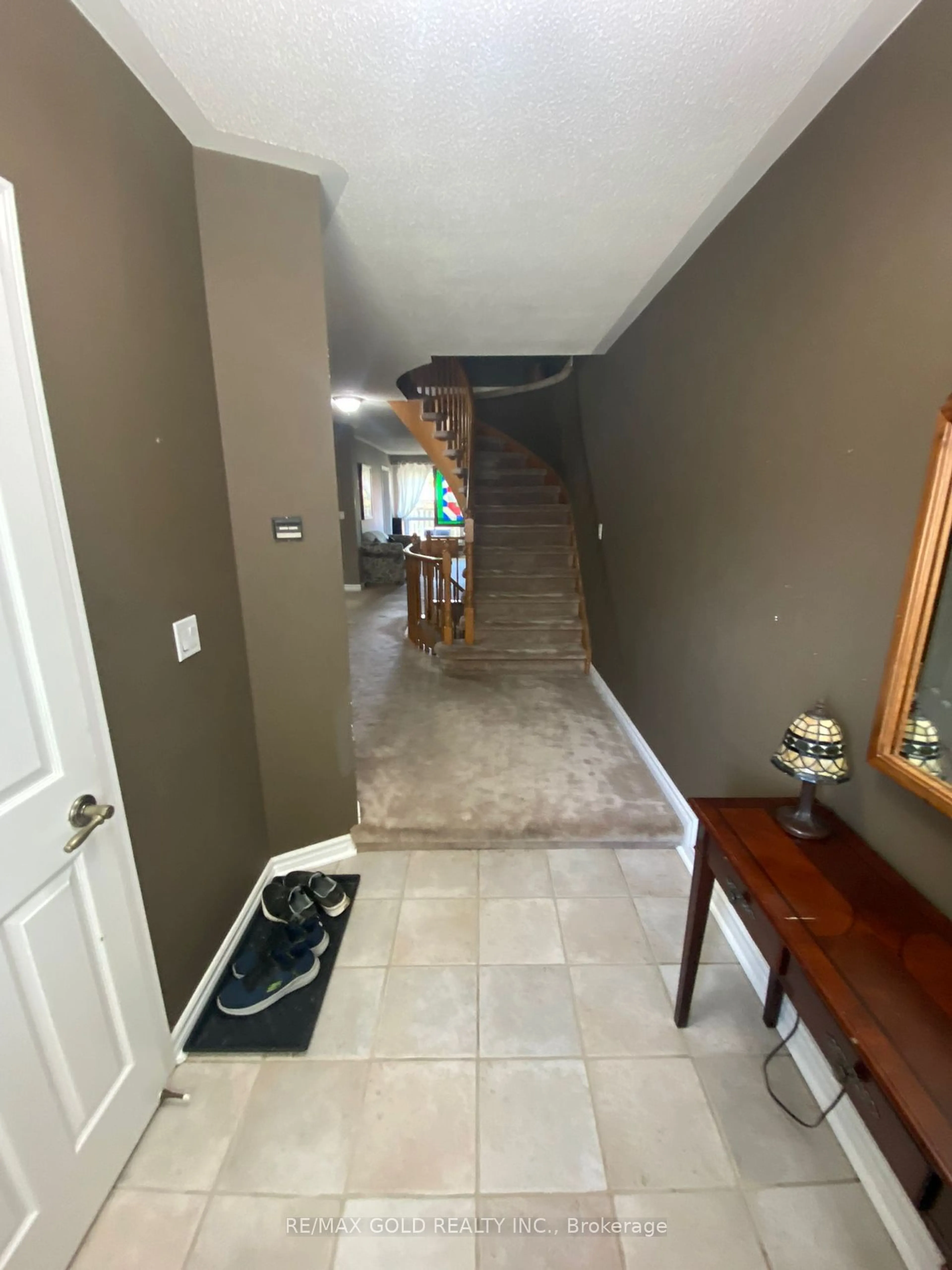 Indoor entryway, cement floor for 55 Hartnell Sq #28, Brampton Ontario L6S 5W8