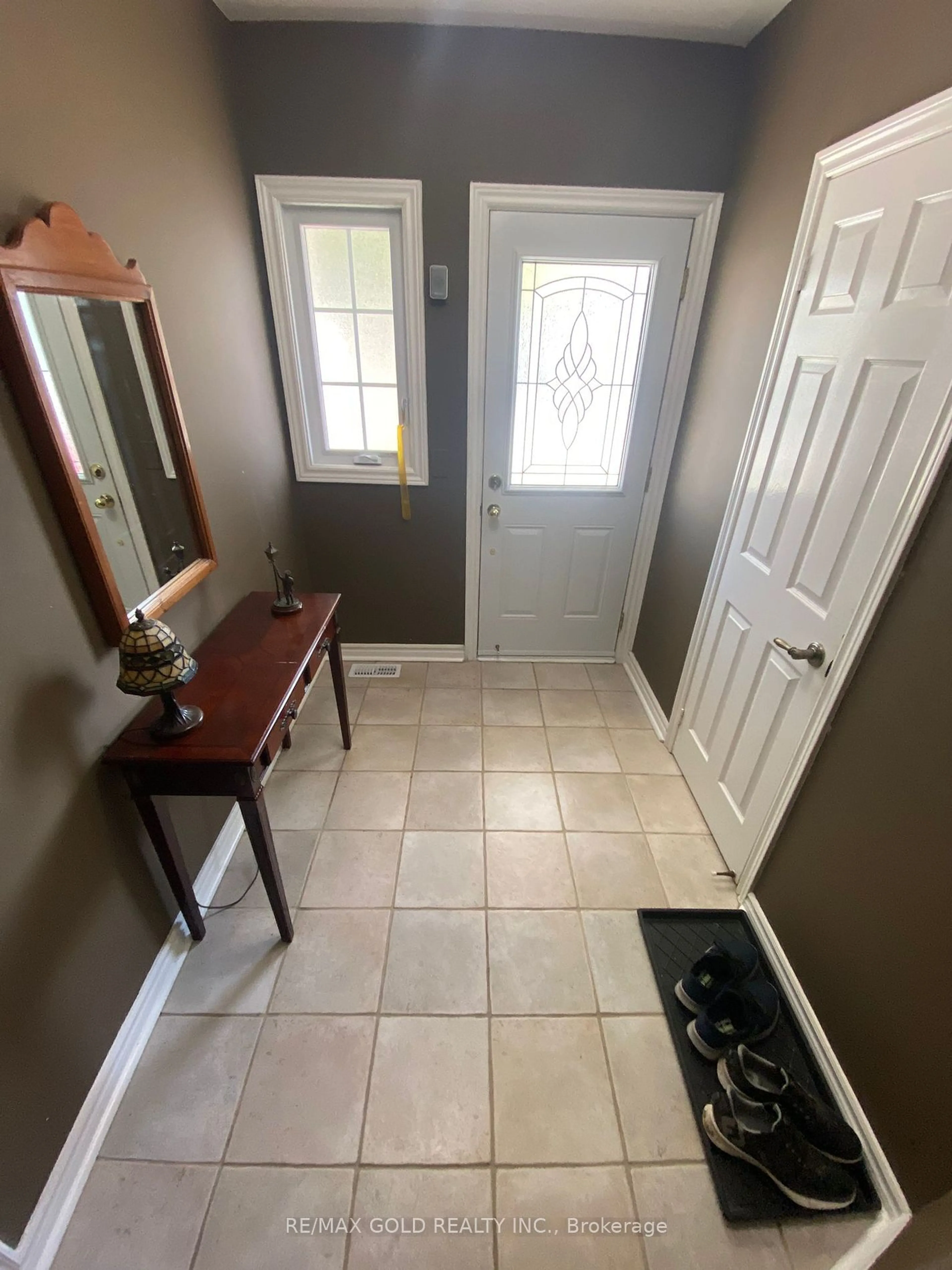 Indoor entryway, unknown floor for 55 Hartnell Sq #28, Brampton Ontario L6S 5W8