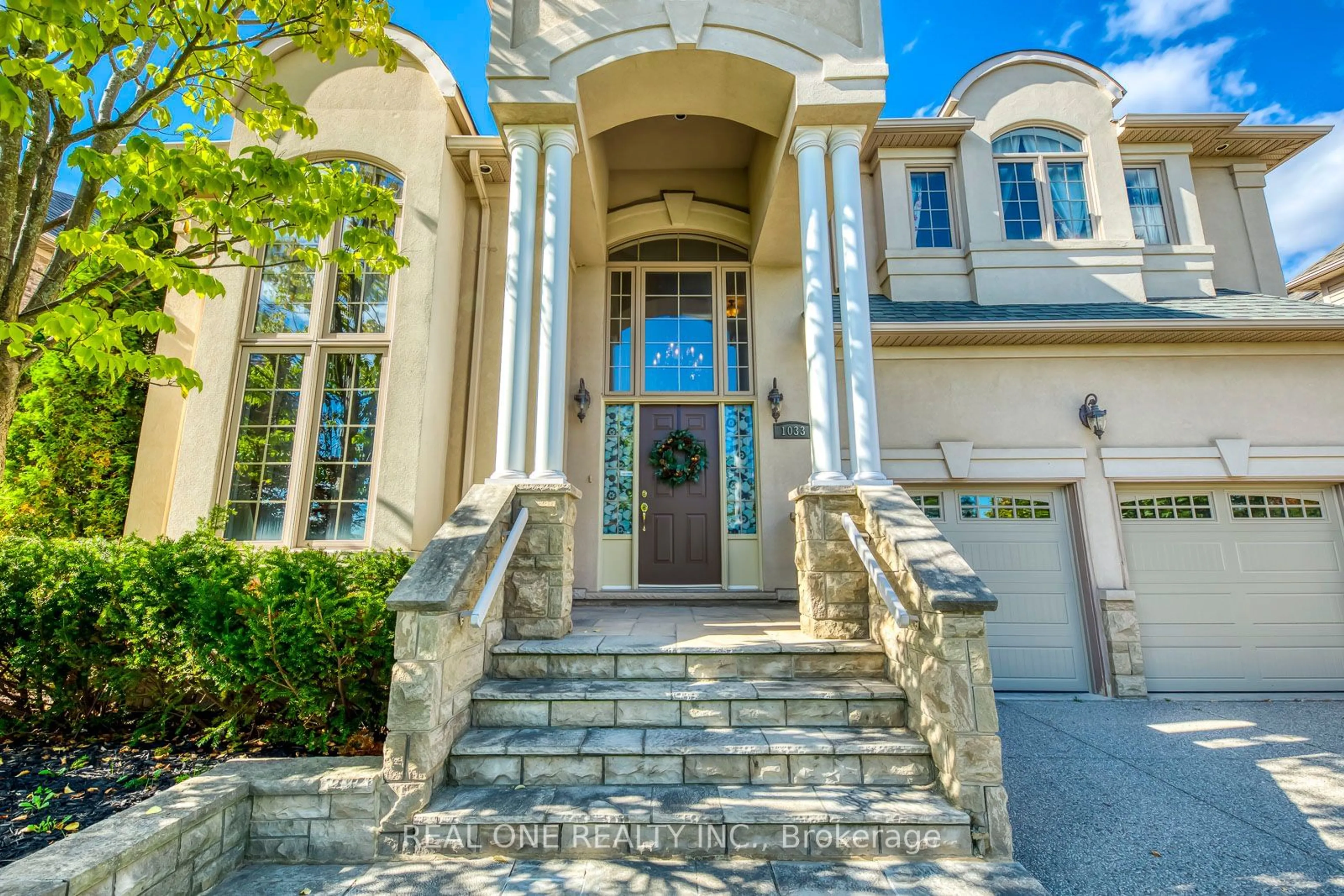 Indoor entryway, ceramic floors for 1033 Kestell Blvd, Oakville Ontario L6H 7L7