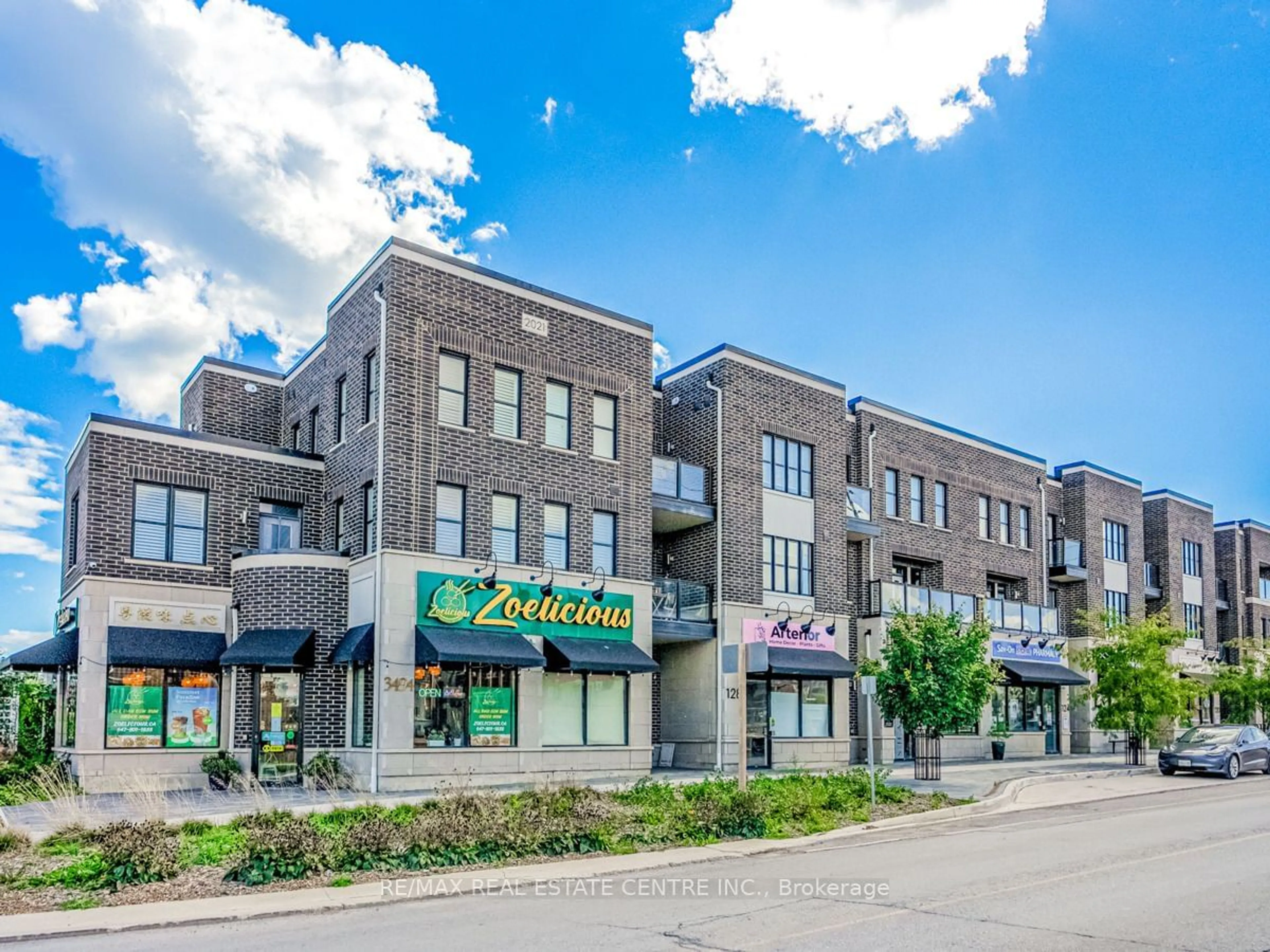 A pic from exterior of the house or condo, the front or back of building for 128 Burnhamthorpe Rd, Oakville Ontario L6H 0X9