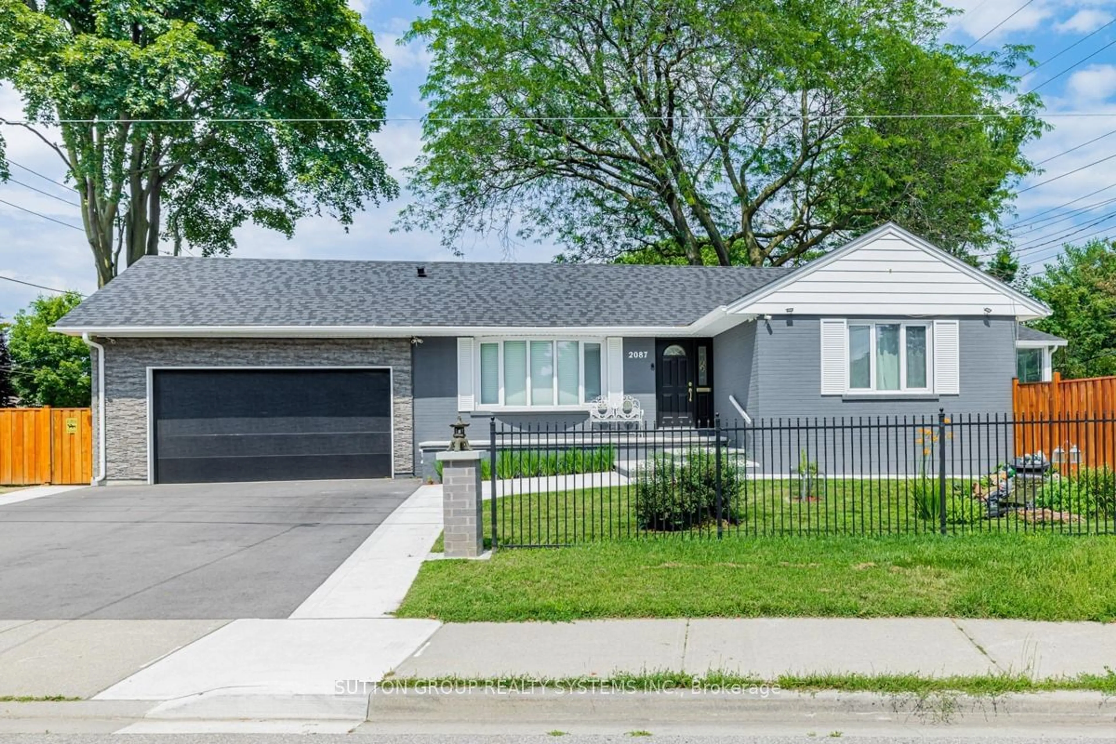 Frontside or backside of a home, the street view for 2087 Munden Rd, Mississauga Ontario L5A 2R1