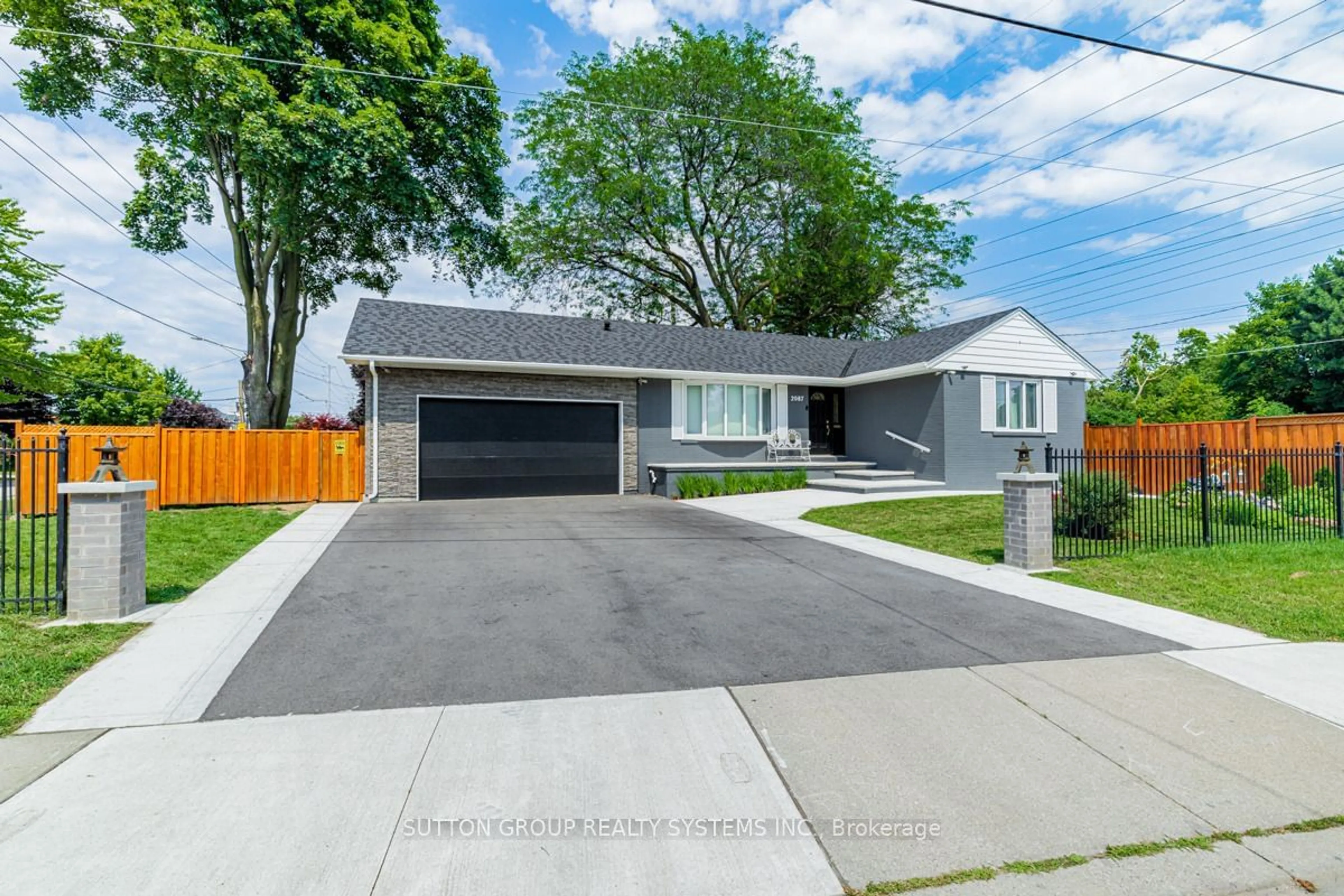 Frontside or backside of a home, the street view for 2087 Munden Rd, Mississauga Ontario L5A 2R1