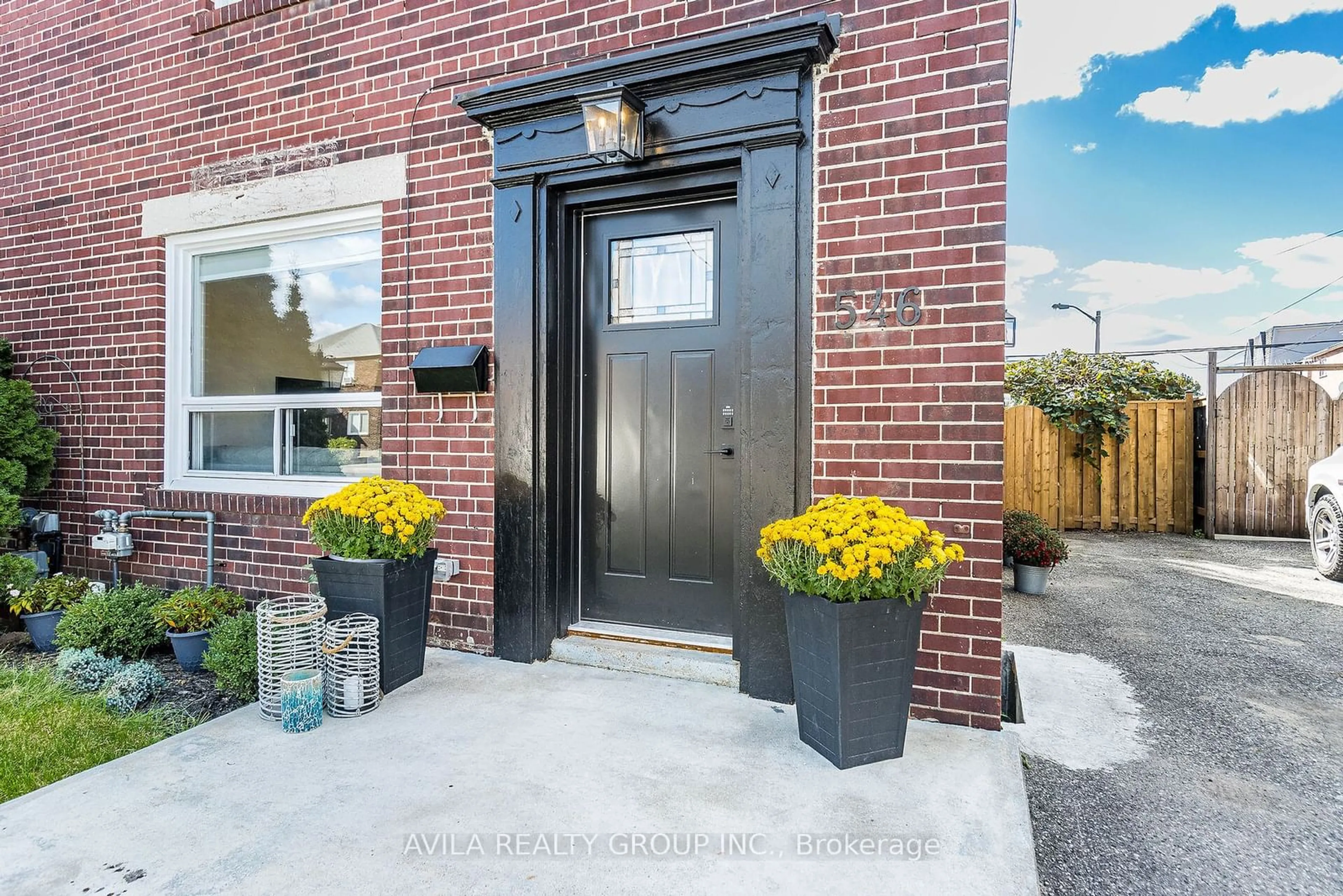 Indoor entryway for 546 Old Weston Rd, Toronto Ontario M6N 3B1