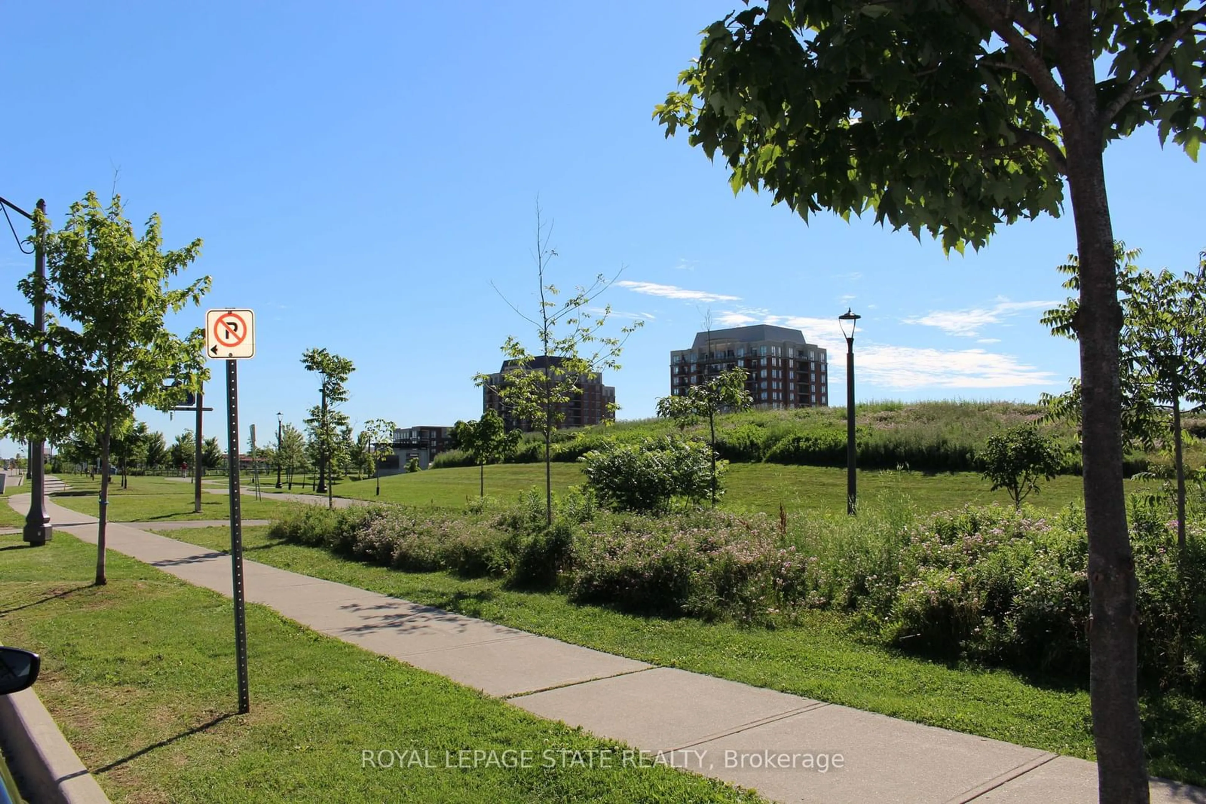 A pic from exterior of the house or condo, the street view for 51 Hays Blvd #1, Oakville Ontario L6H 0J1