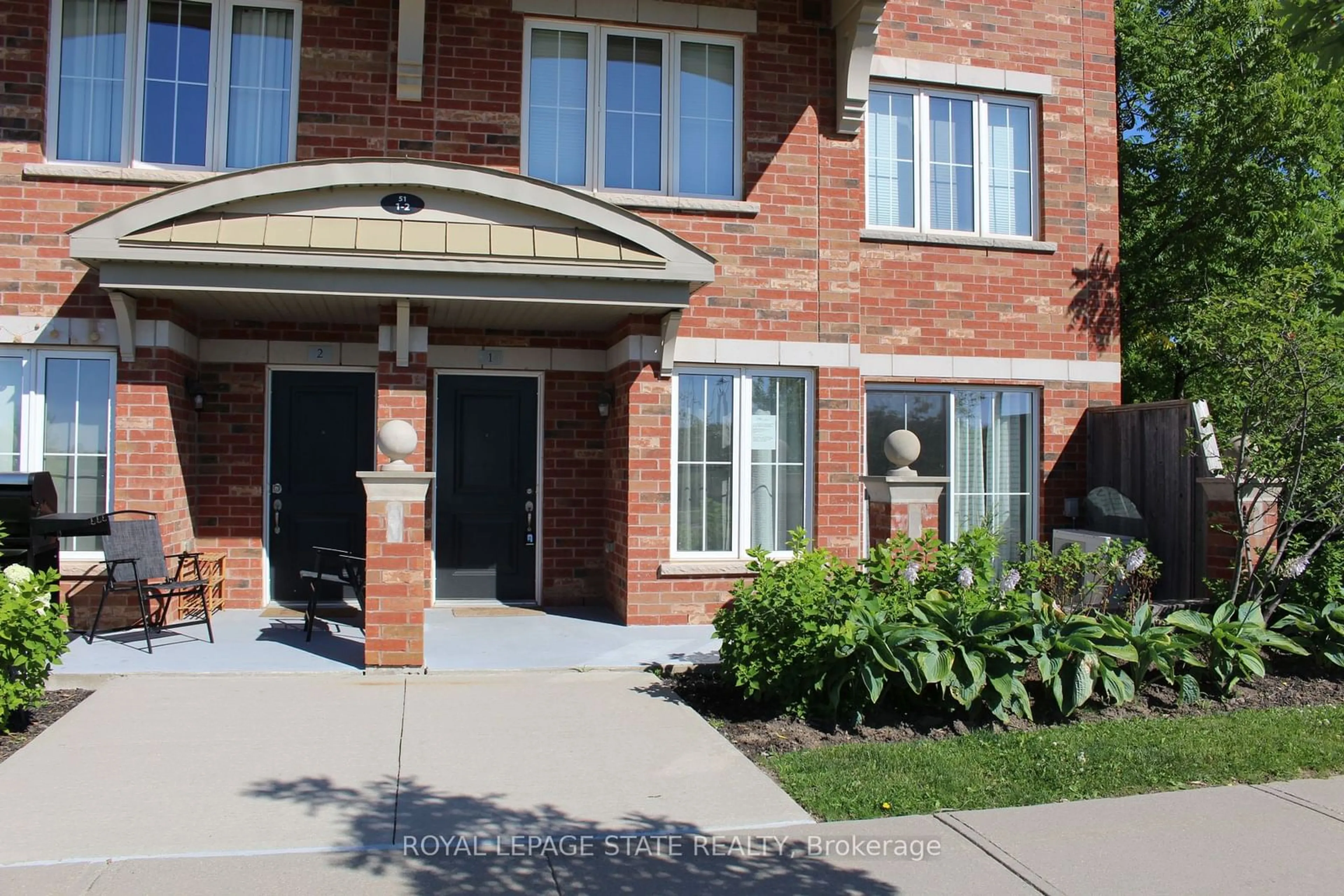 A pic from exterior of the house or condo, the street view for 51 Hays Blvd #1, Oakville Ontario L6H 0J1