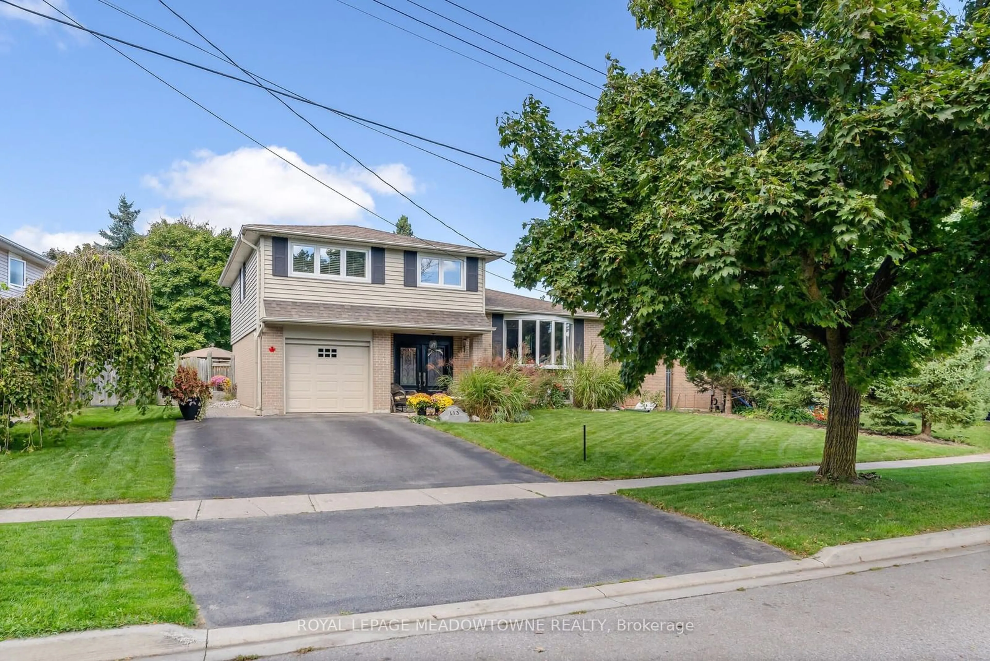 Frontside or backside of a home for 113 Irwin Cres, Halton Hills Ontario L7G 1E7