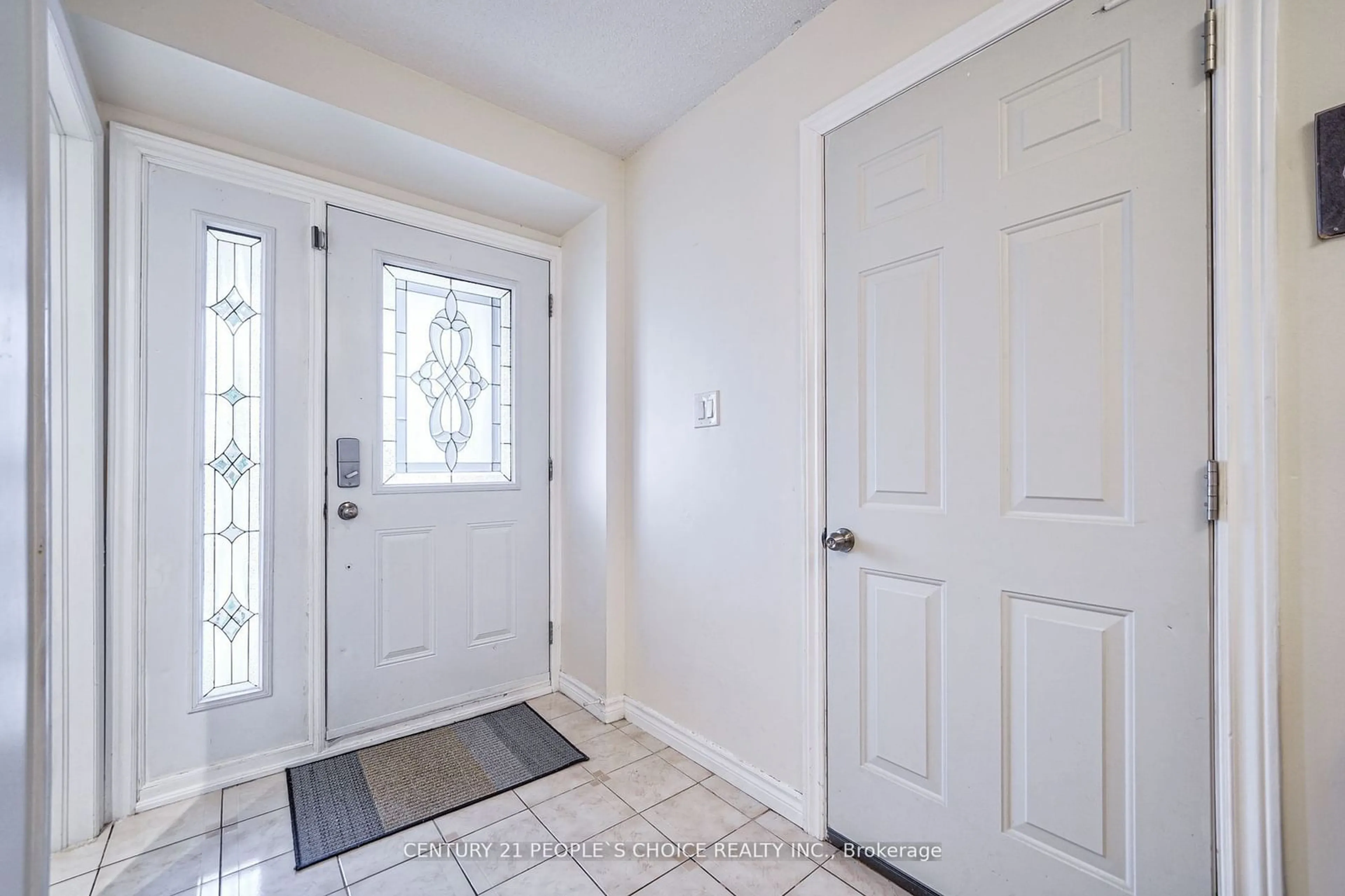 Indoor entryway, wood floors for 48 Newlyn Cres, Brampton Ontario L6V 3A7