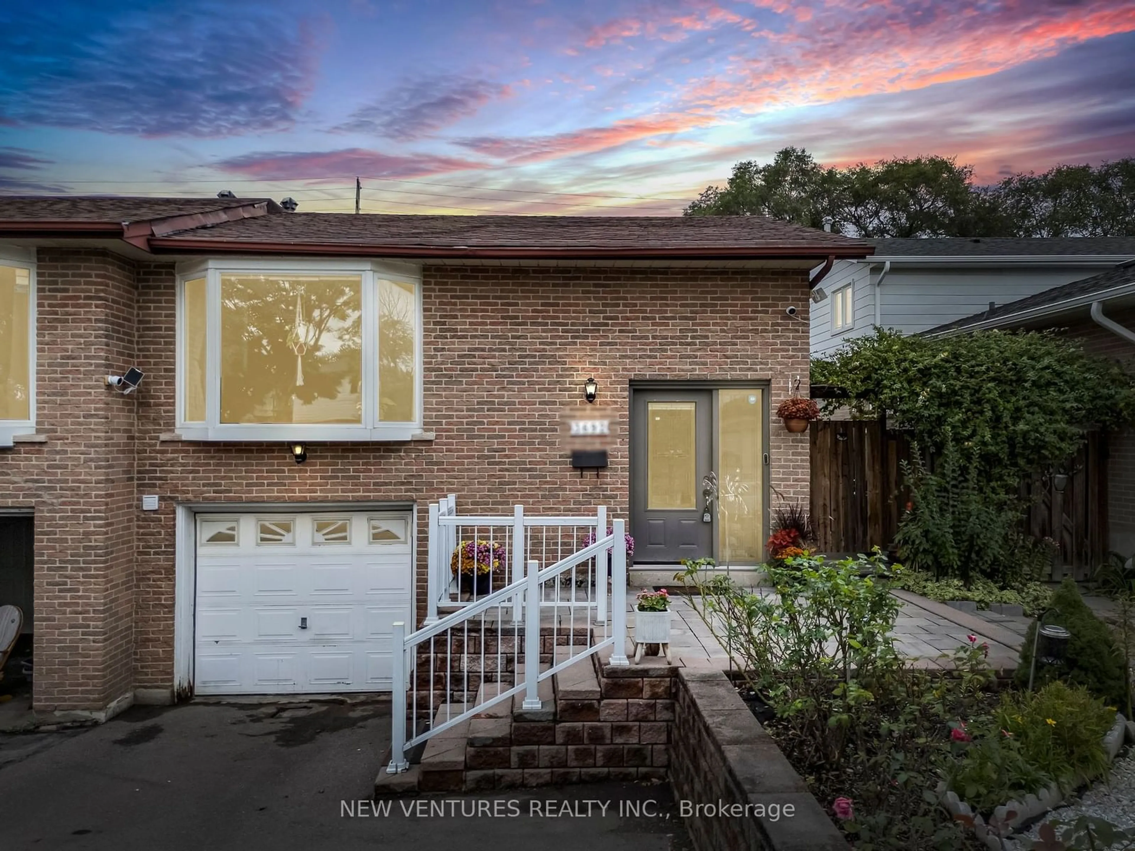 Home with brick exterior material for 3692 Ellengale Dr, Mississauga Ontario L5C 1Z7