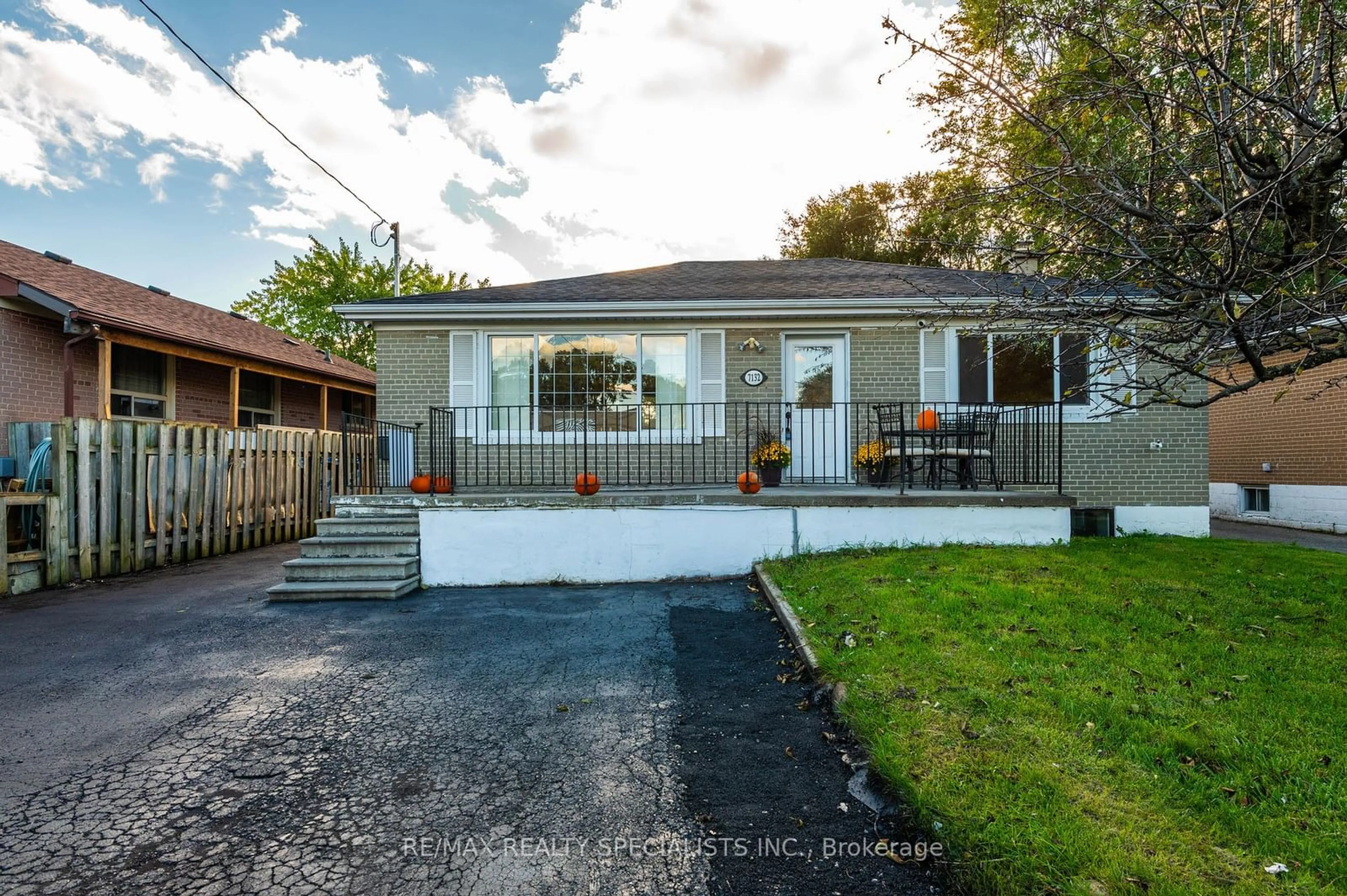 Frontside or backside of a home, the fenced backyard for 7132 Honeysuckle Ave, Mississauga Ontario L4T 2R2