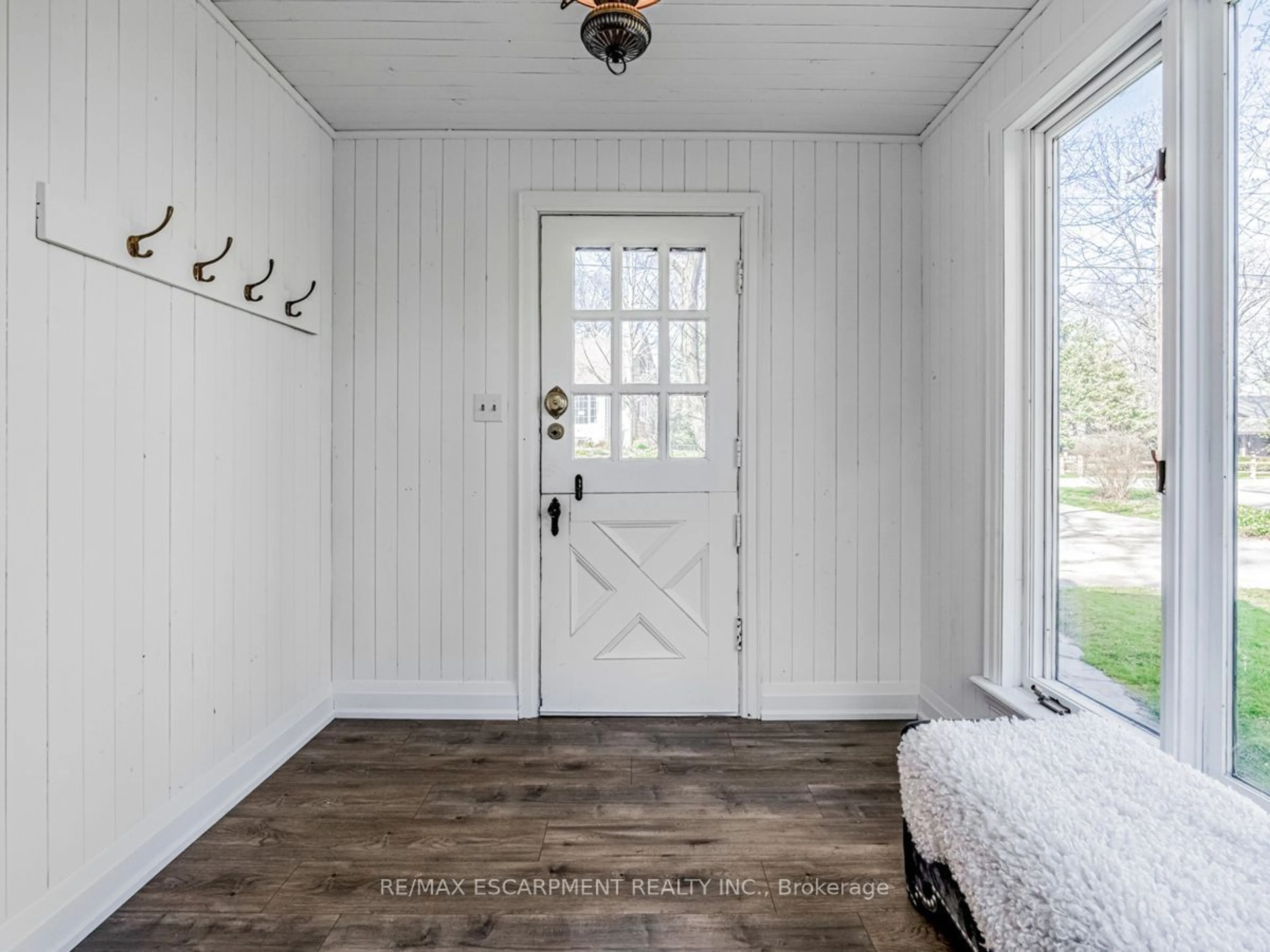 Indoor entryway, wood floors for 804 Shadeland Ave, Burlington Ontario L7T 2M1