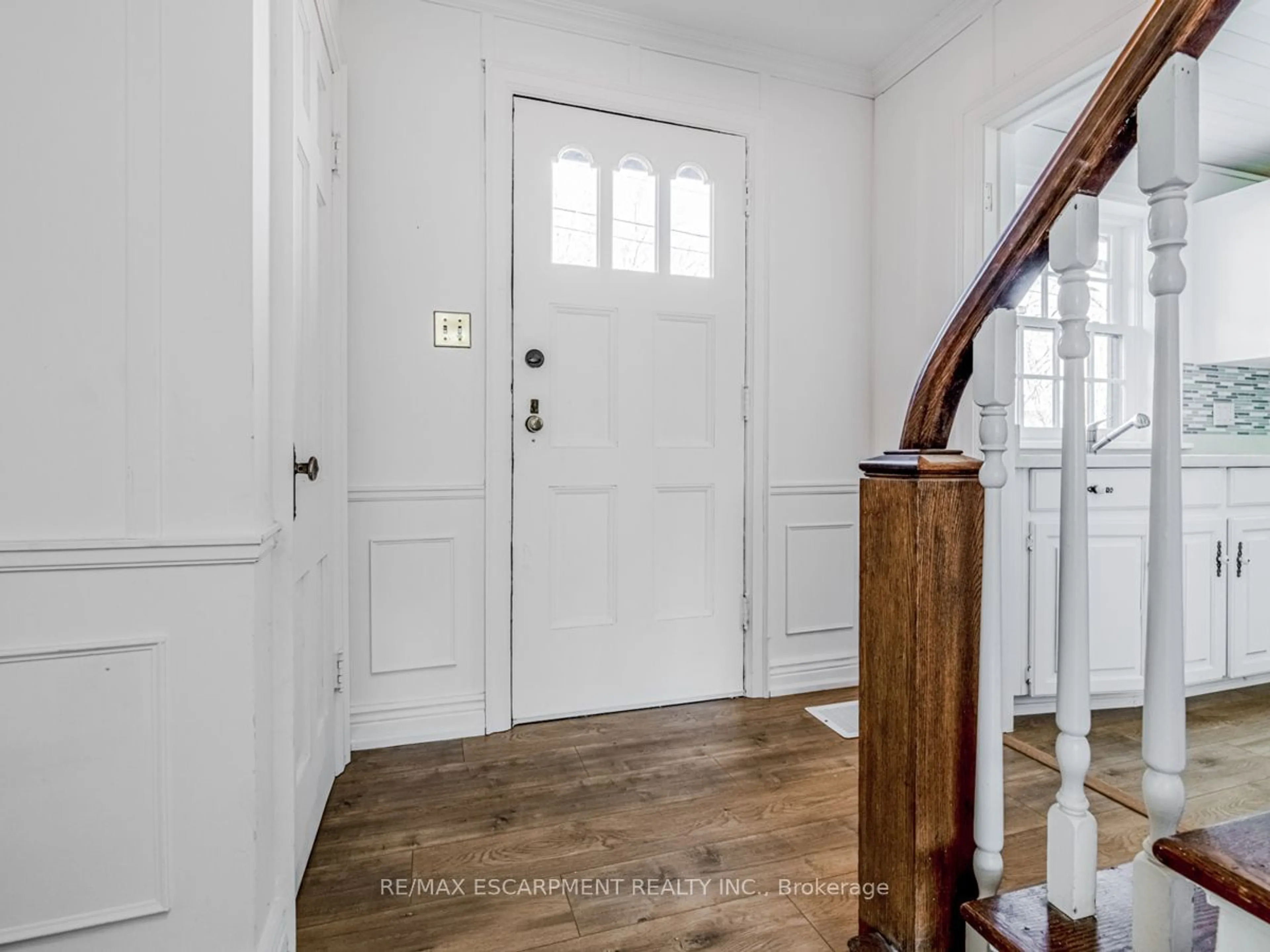 Indoor entryway, wood floors for 804 Shadeland Ave, Burlington Ontario L7T 2M1