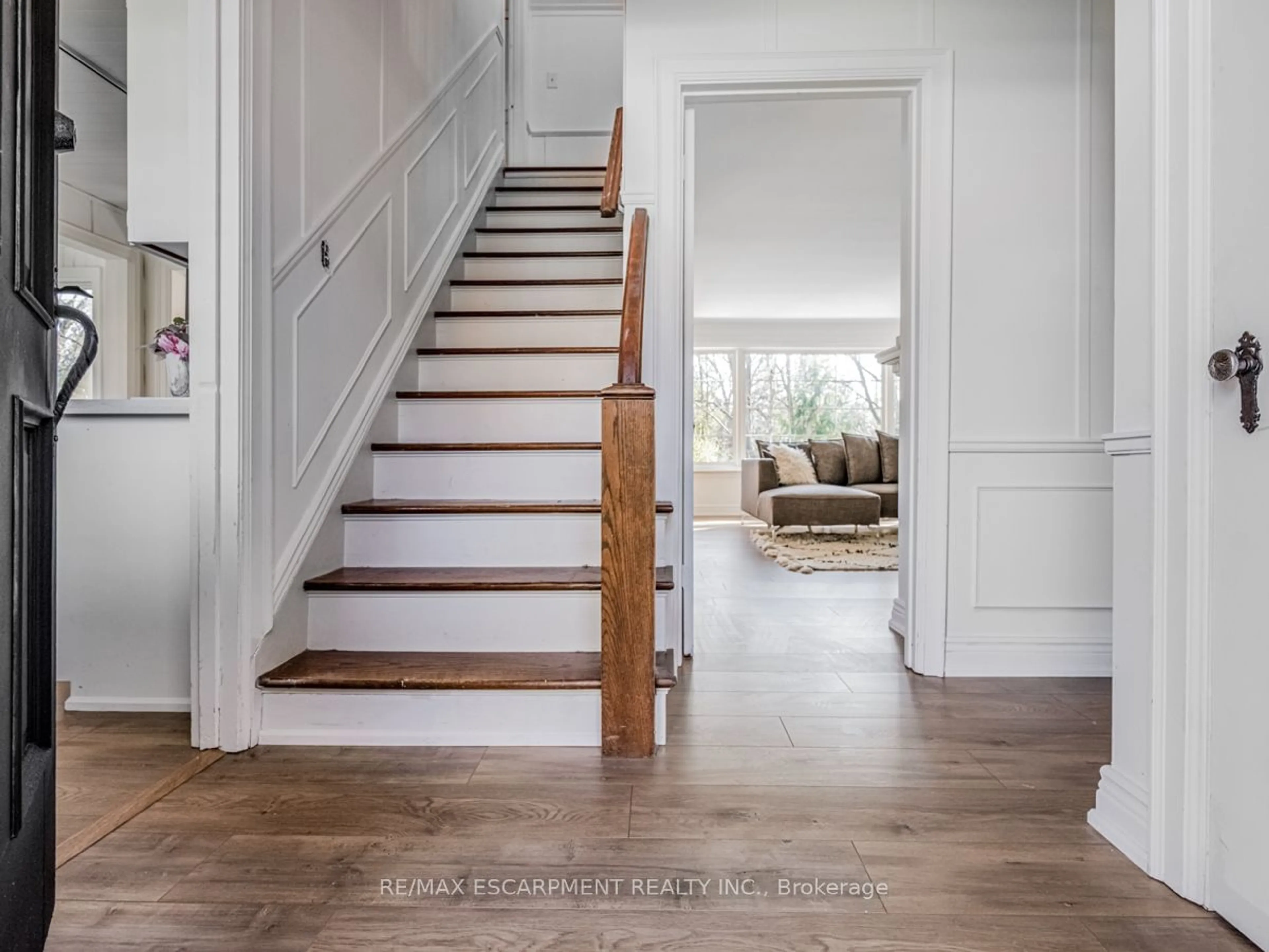 Indoor entryway, wood floors for 804 Shadeland Ave, Burlington Ontario L7T 2M1