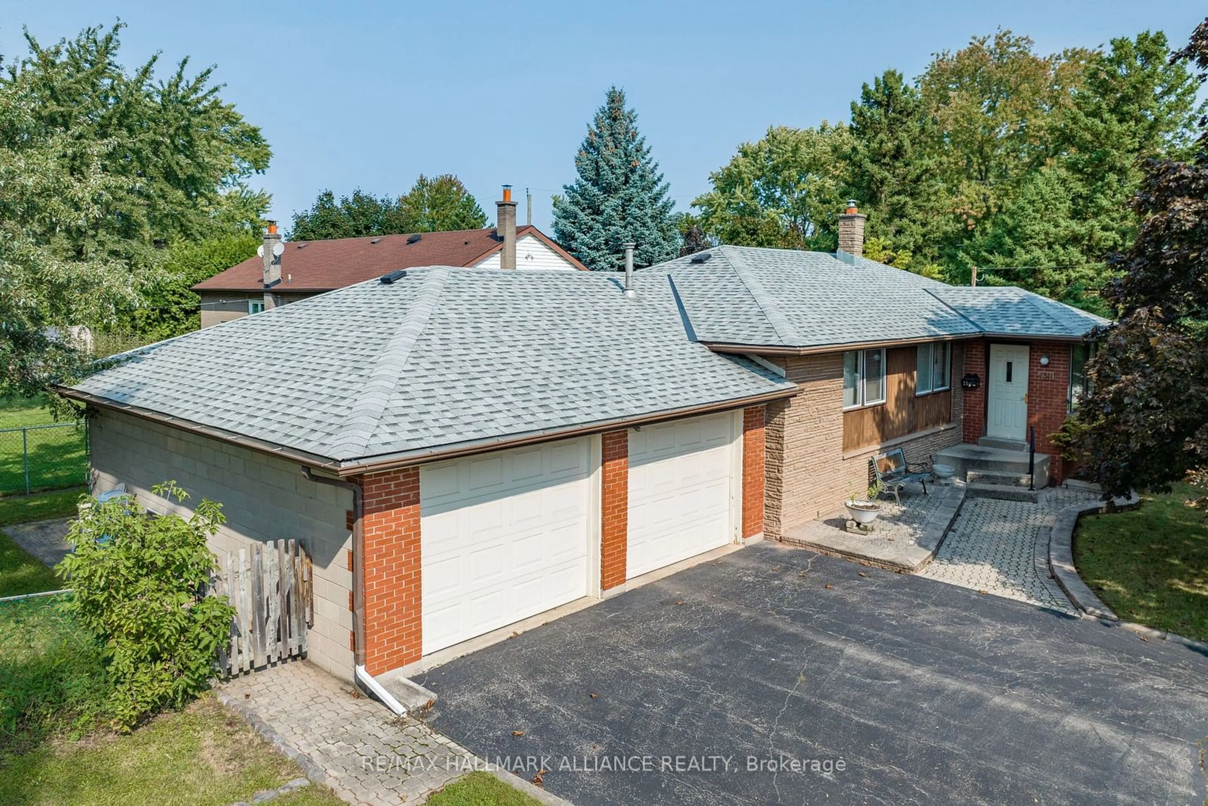 A pic from outside/outdoor area/front of a property/back of a property/a pic from drone, street for 1311 Secord Ave, Oakville Ontario L6L 2K7