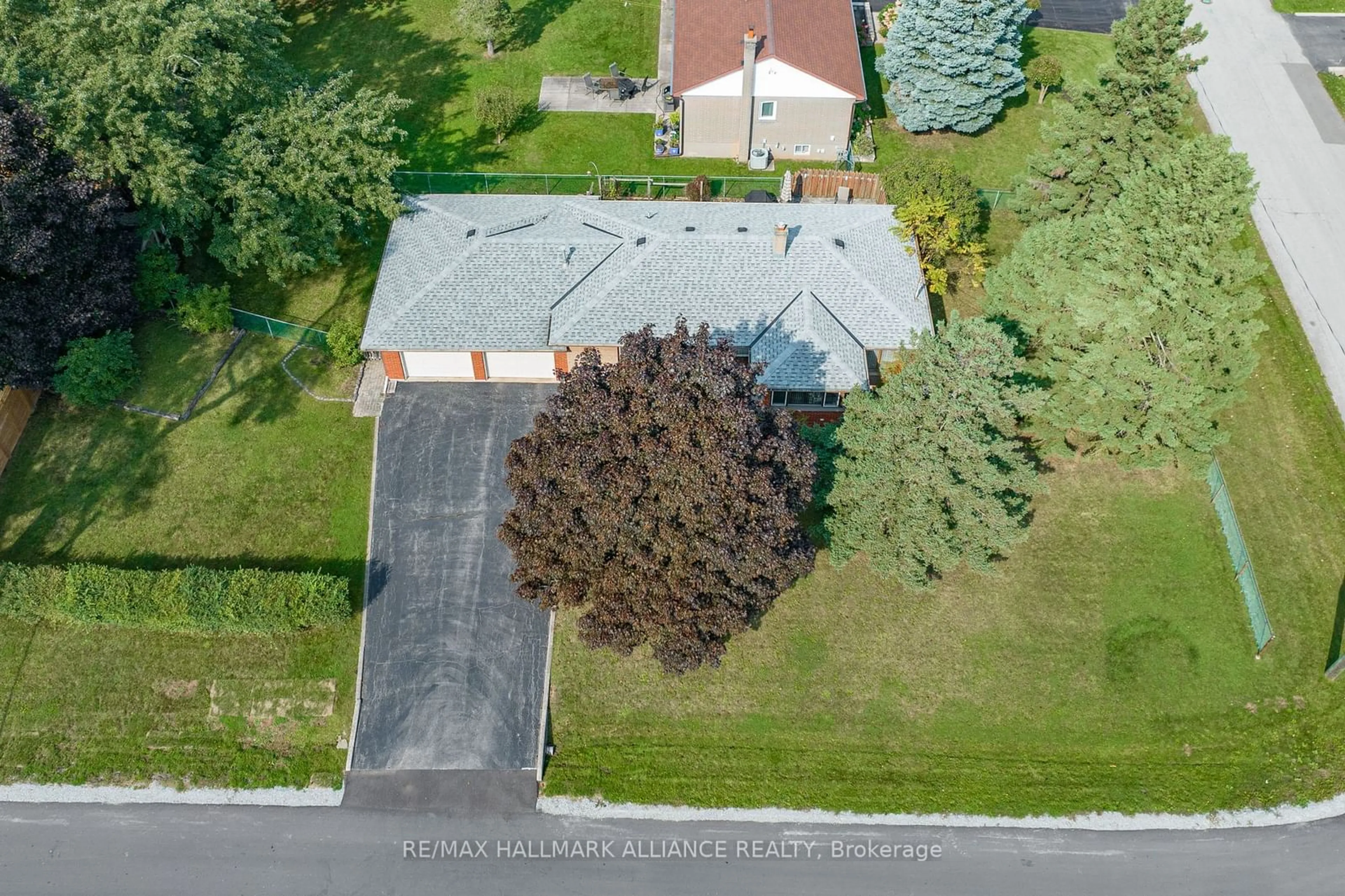 A pic from outside/outdoor area/front of a property/back of a property/a pic from drone, street for 1311 Secord Ave, Oakville Ontario L6L 2K7