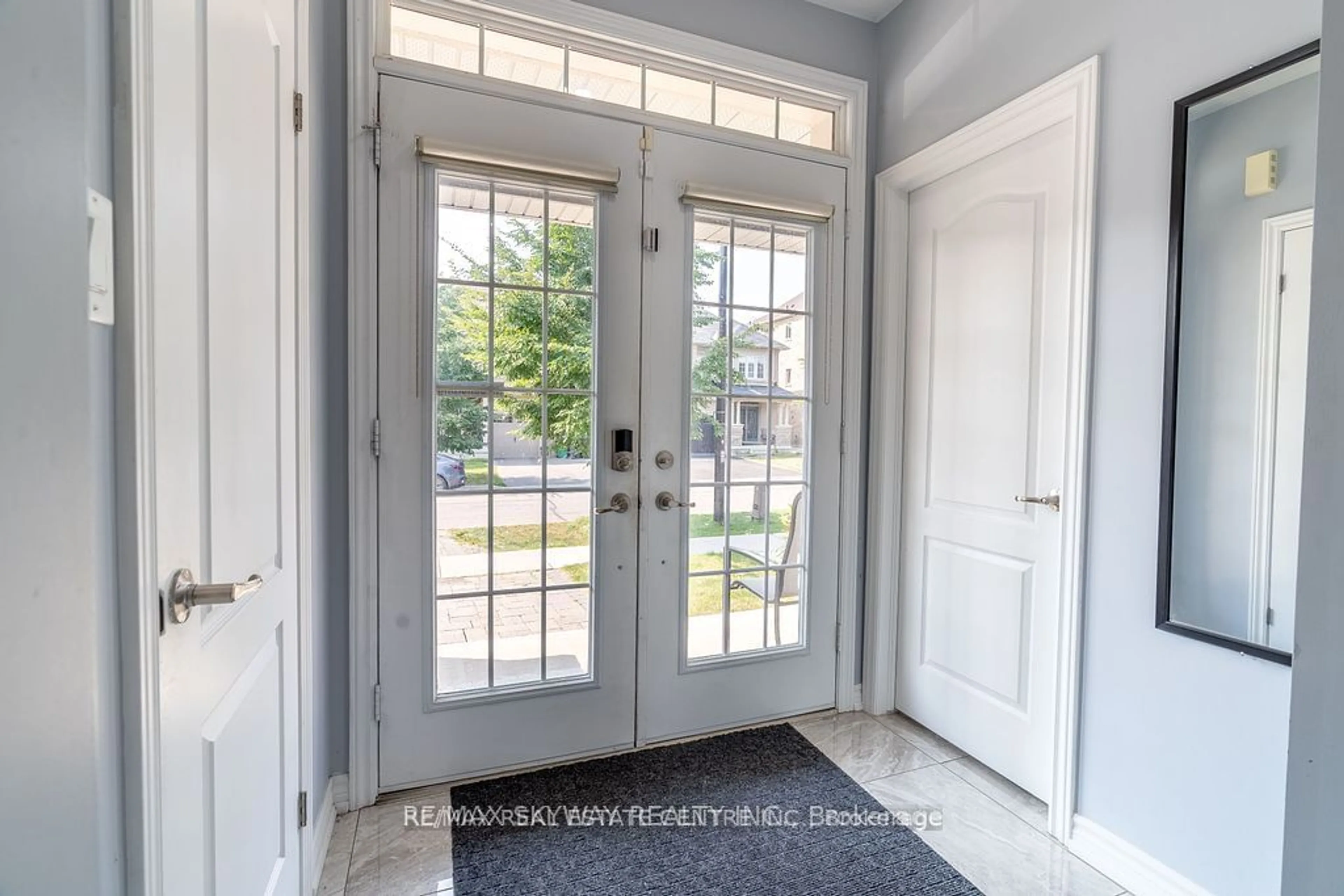 Indoor entryway, wood floors for 25 Hammerhead Rd, Brampton Ontario L7A 0G4